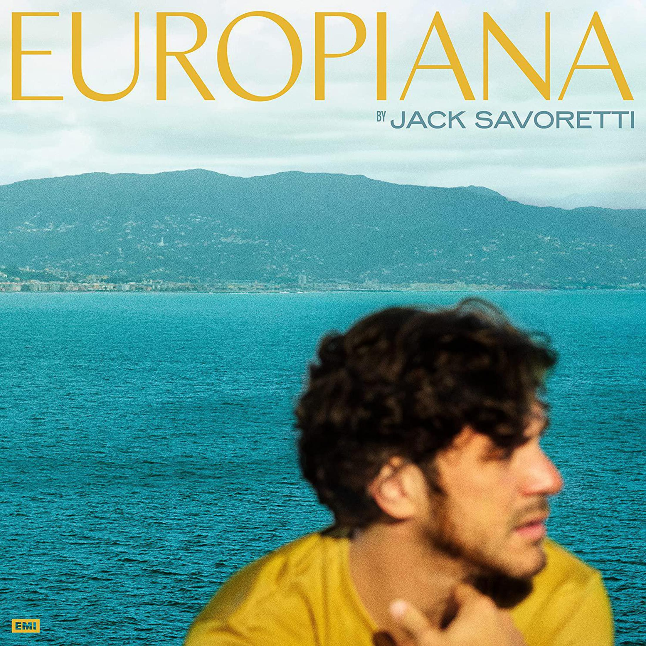 Albumcover. Titel 'Europiana' von Jack Savoretti. Mann im Fokus, Meer- und Berggrund.