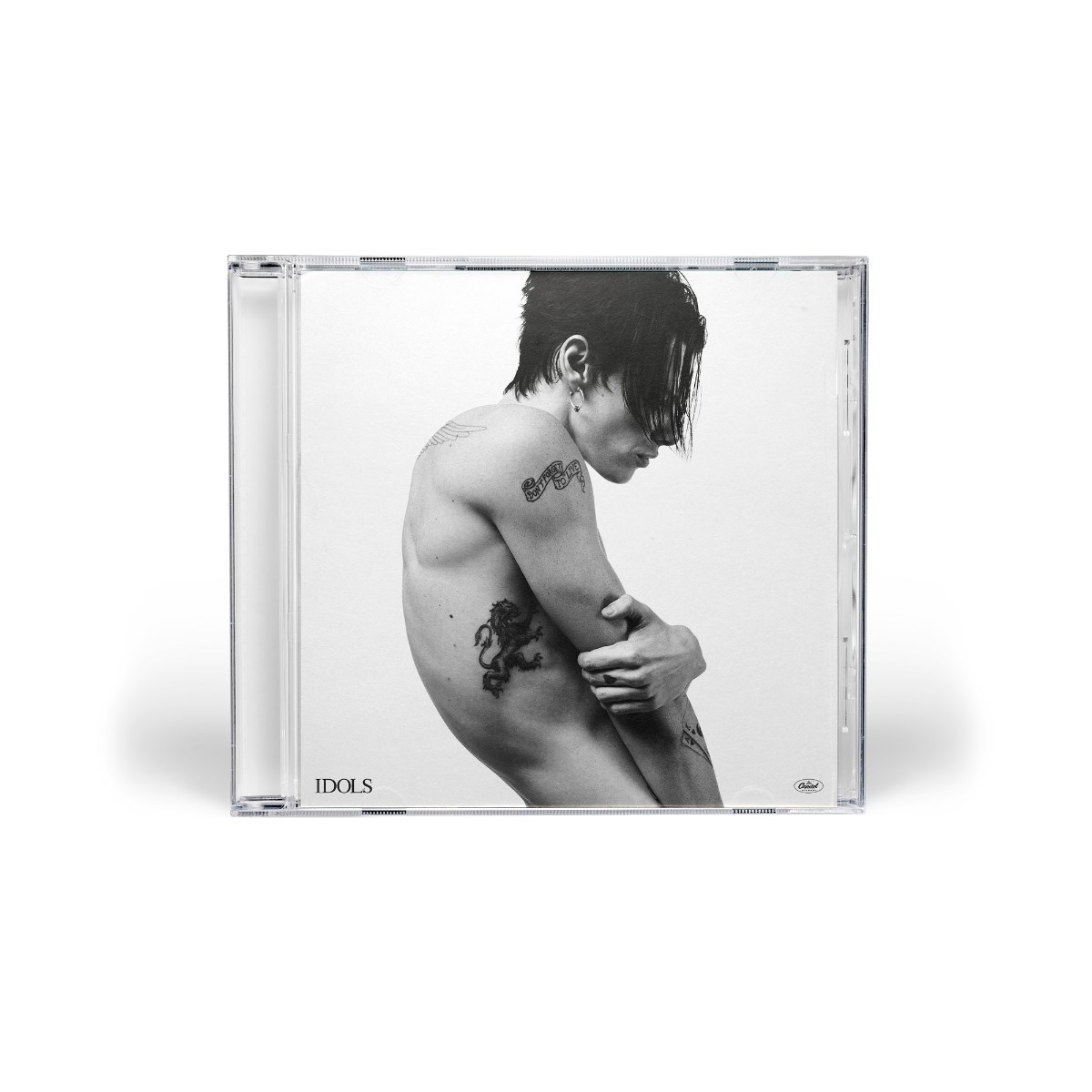 Copertina del CD. Una persona senza maglietta con tatuaggi, capelli neri e un profilo laterale. La persona si abbraccia.