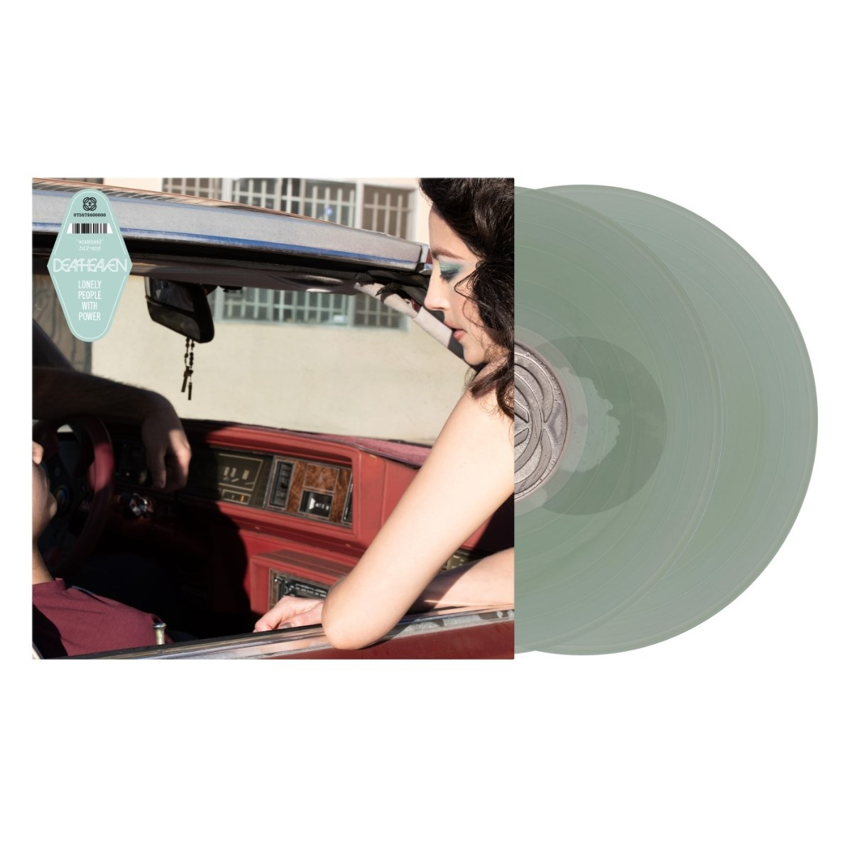 Una donna si sporge da un'auto d'epoca, accanto a un disco in vinile. L'interno dell'auto è rosso. Il disco è verde chiaro.