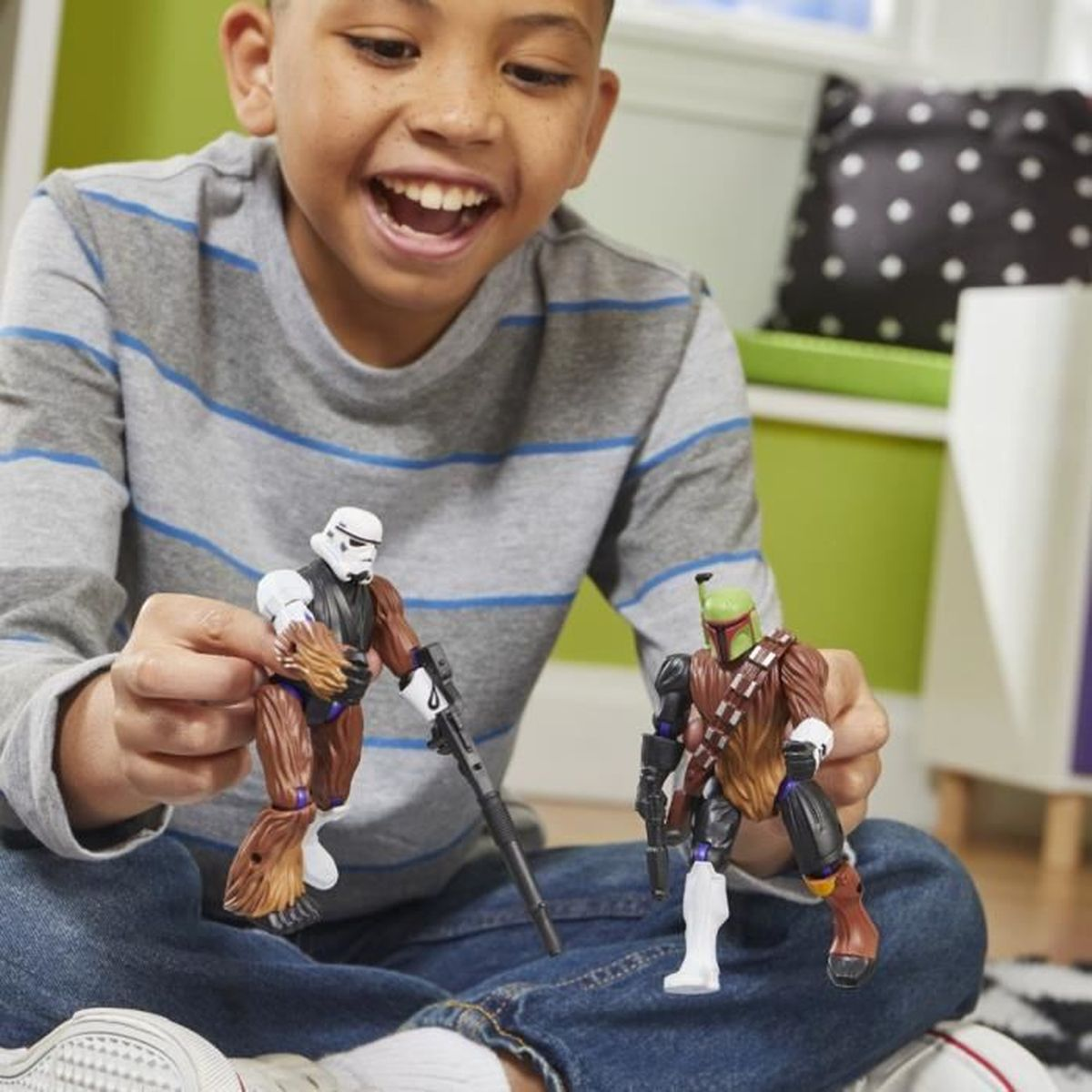 Ein lächelnder Junge hält zwei Star Wars-Actionfiguren. Eine ist eine Stormtrooper-Chewbacca-Hybride, die andere eine Boba Fett-Chewbacca-Hybride.