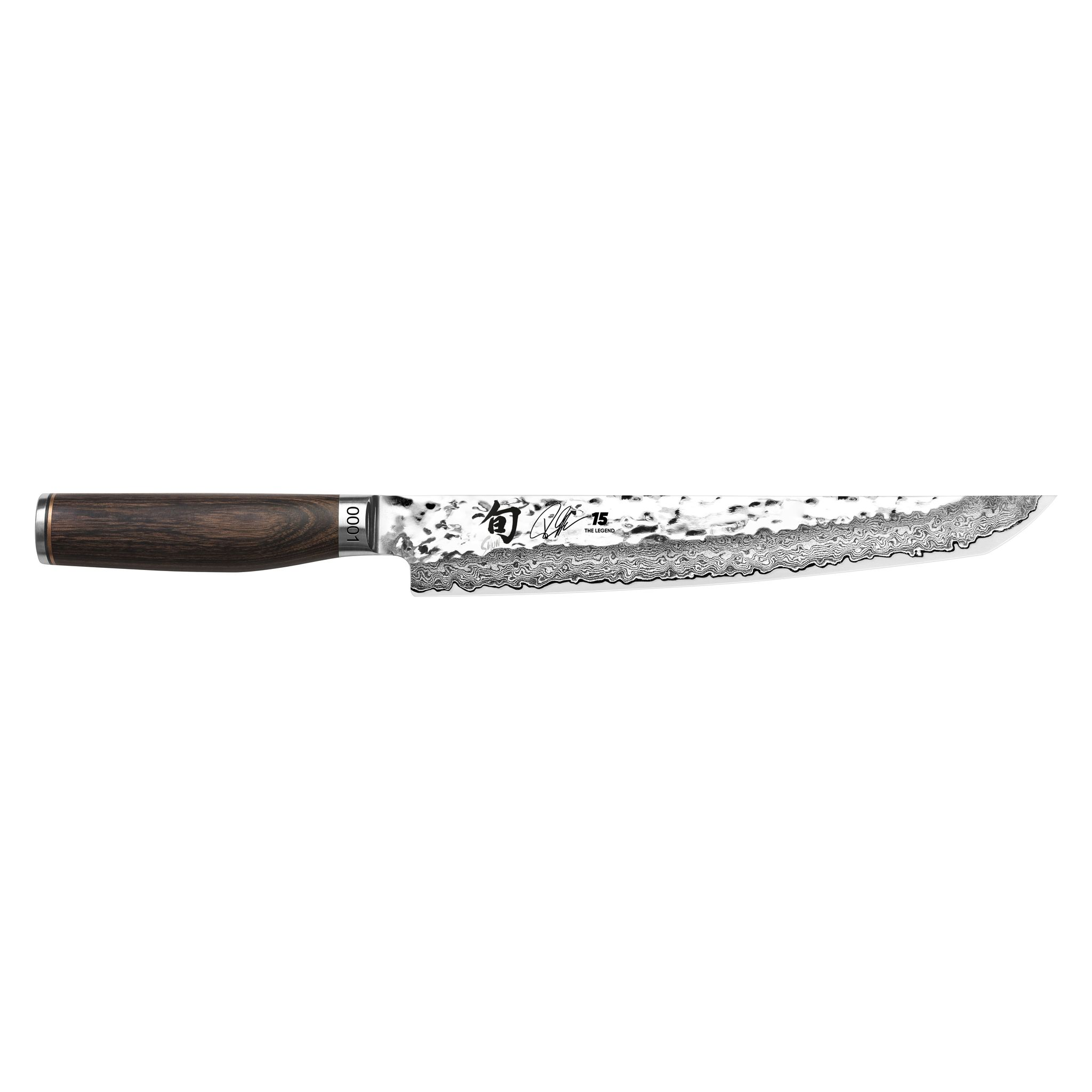 Ein Shun-Kochmesser mit dunklem Holzgriff und gemusterter Klinge, isoliert auf Weiß. Die Klinge hat Markierungen.
