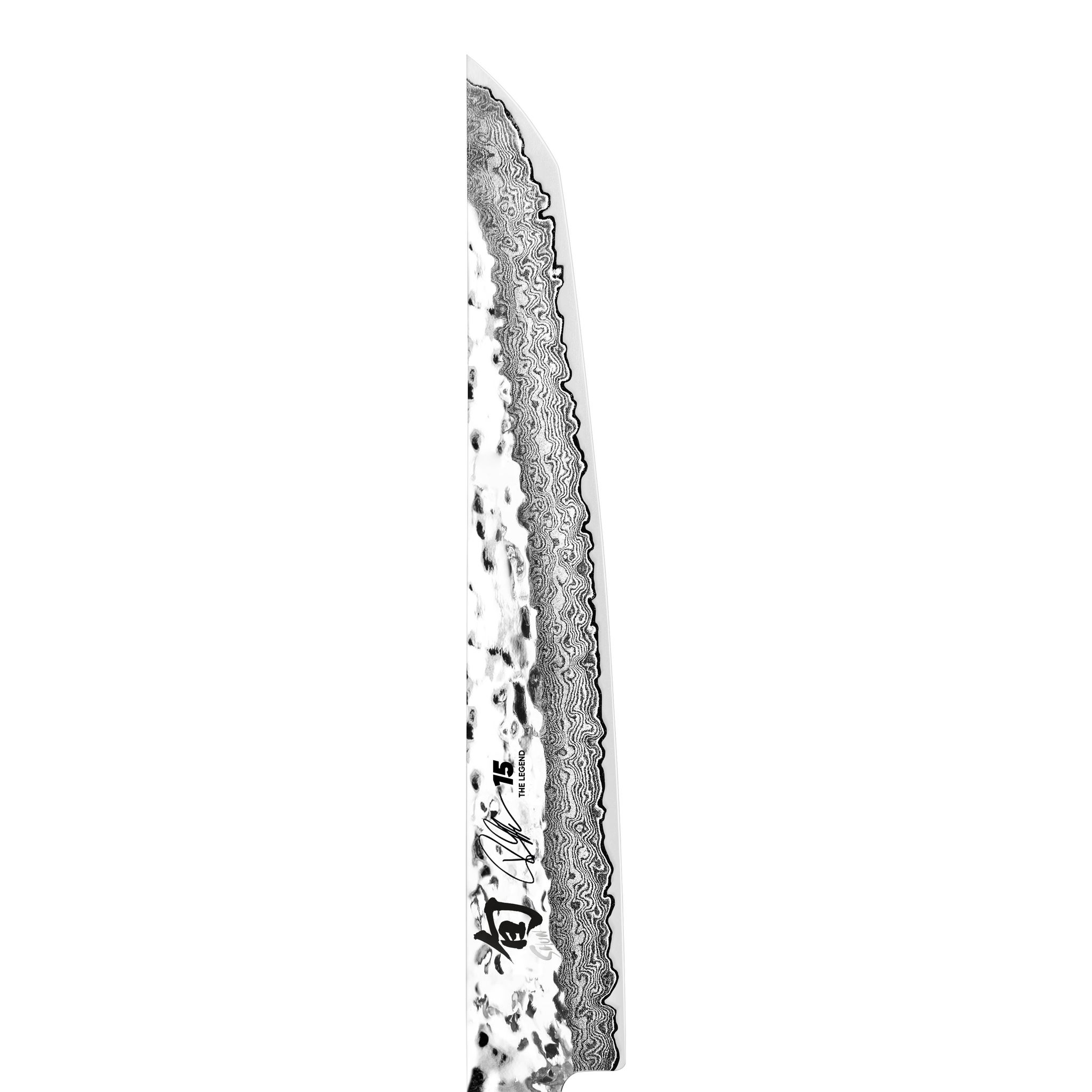Nahaufnahme einer Küchenmesser-Klinge. Die Klinge hat ein einzigartiges Muster, mit der Zahl 15 und einer Signatur.