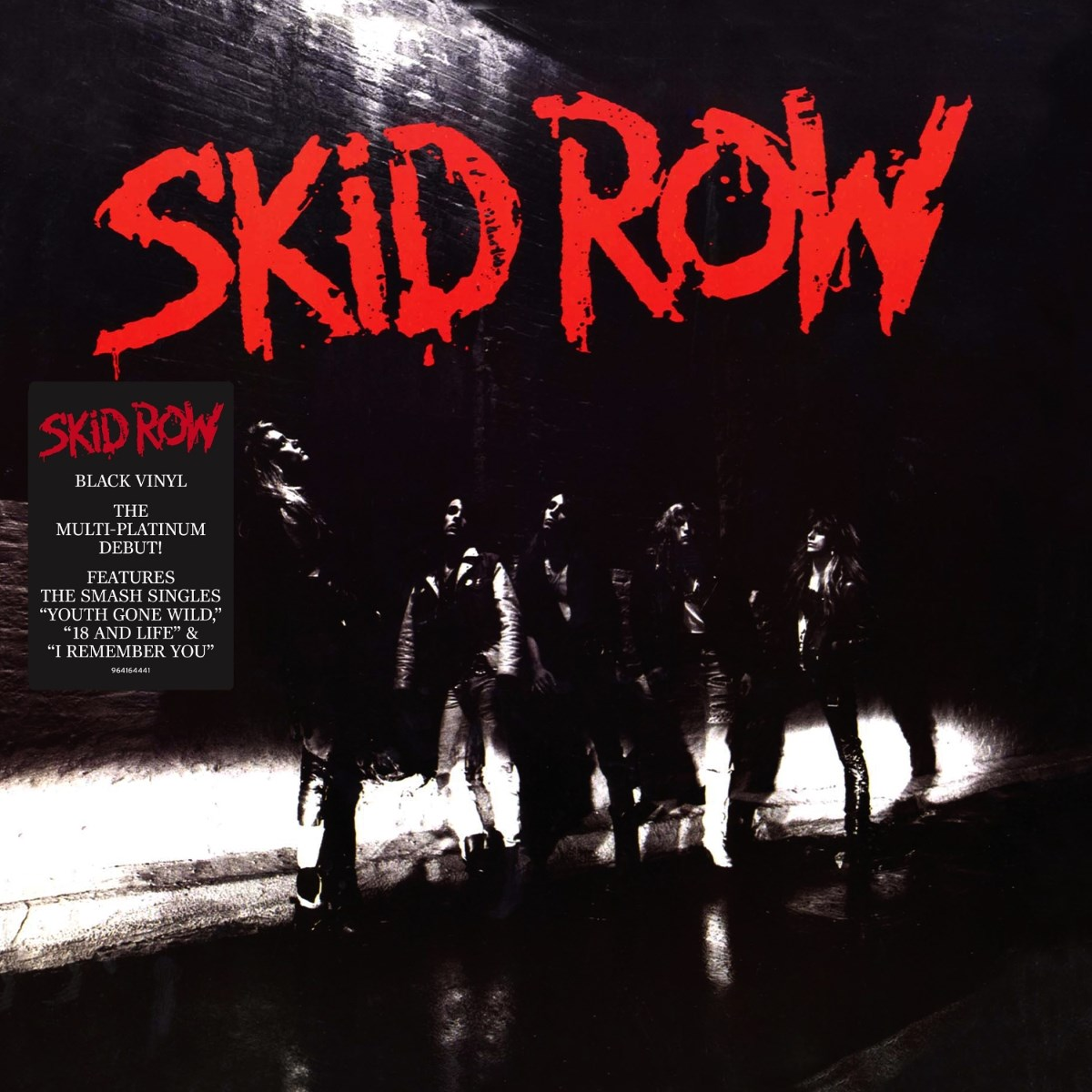 Copertina dell'album di Skid Row. Nome della band in rosso in alto. Membri della band al centro, in bianco e nero. Un adesivo in vinile nero a sinistra.