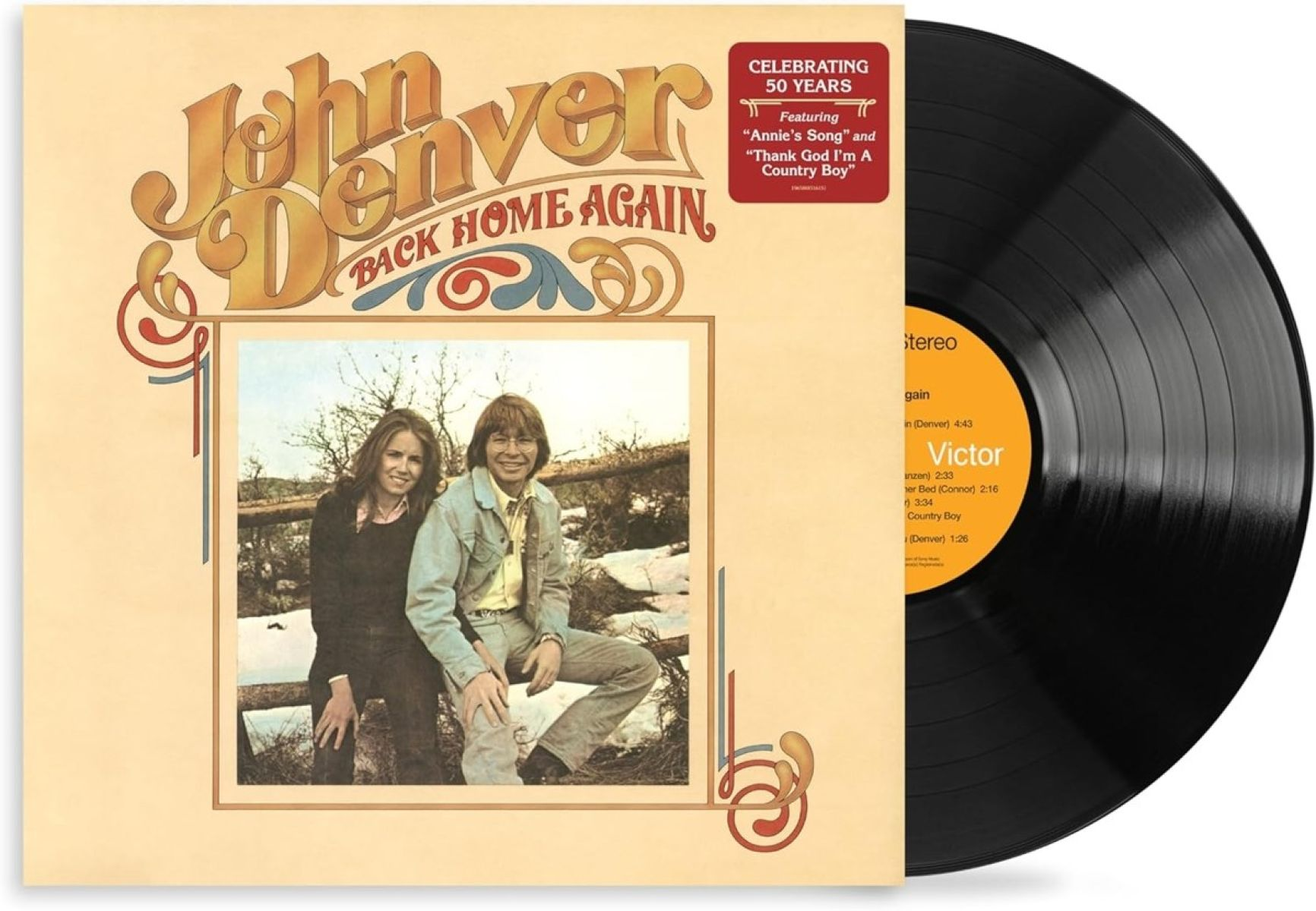 Albumhoes van John Denver's "Back Home Again", met een foto van Denver en een vrouw. Rechts staat een vinylplaat.