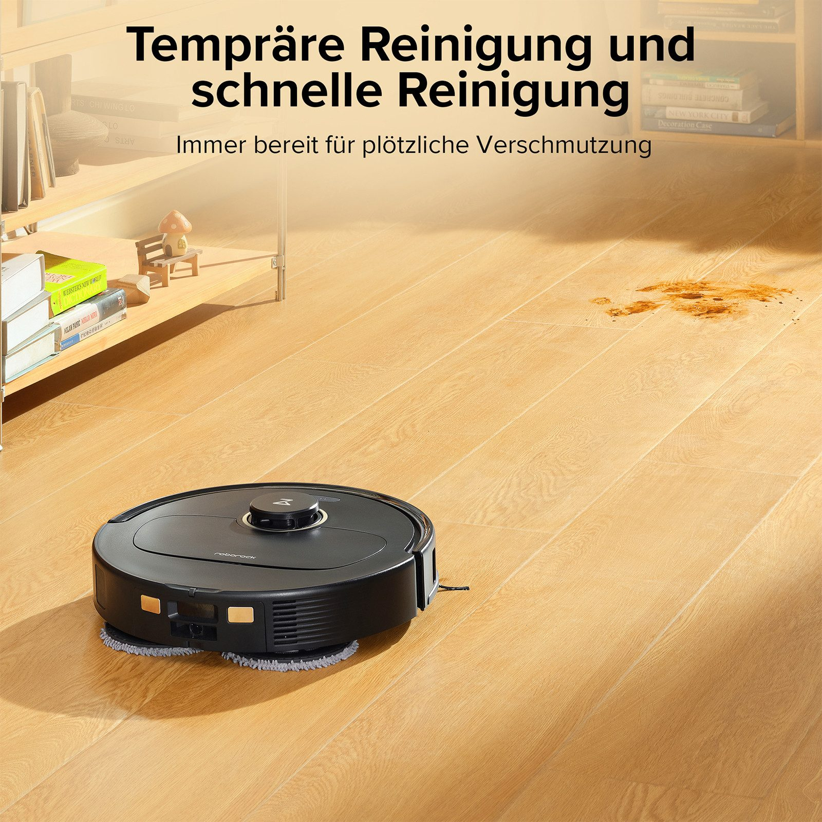 Robot aspirateur noir sur plancher en bois. Tache marron sur le sol. Livres et étagères en arrière-plan.