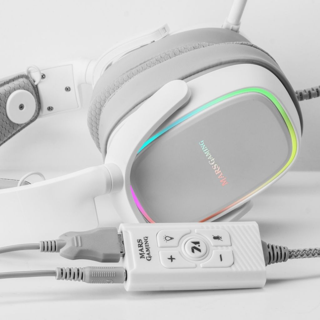 Auriculares gaming blancos y grises con luces RGB. Una caja de control blanca con botones y el logo de Mars Gaming debajo.
