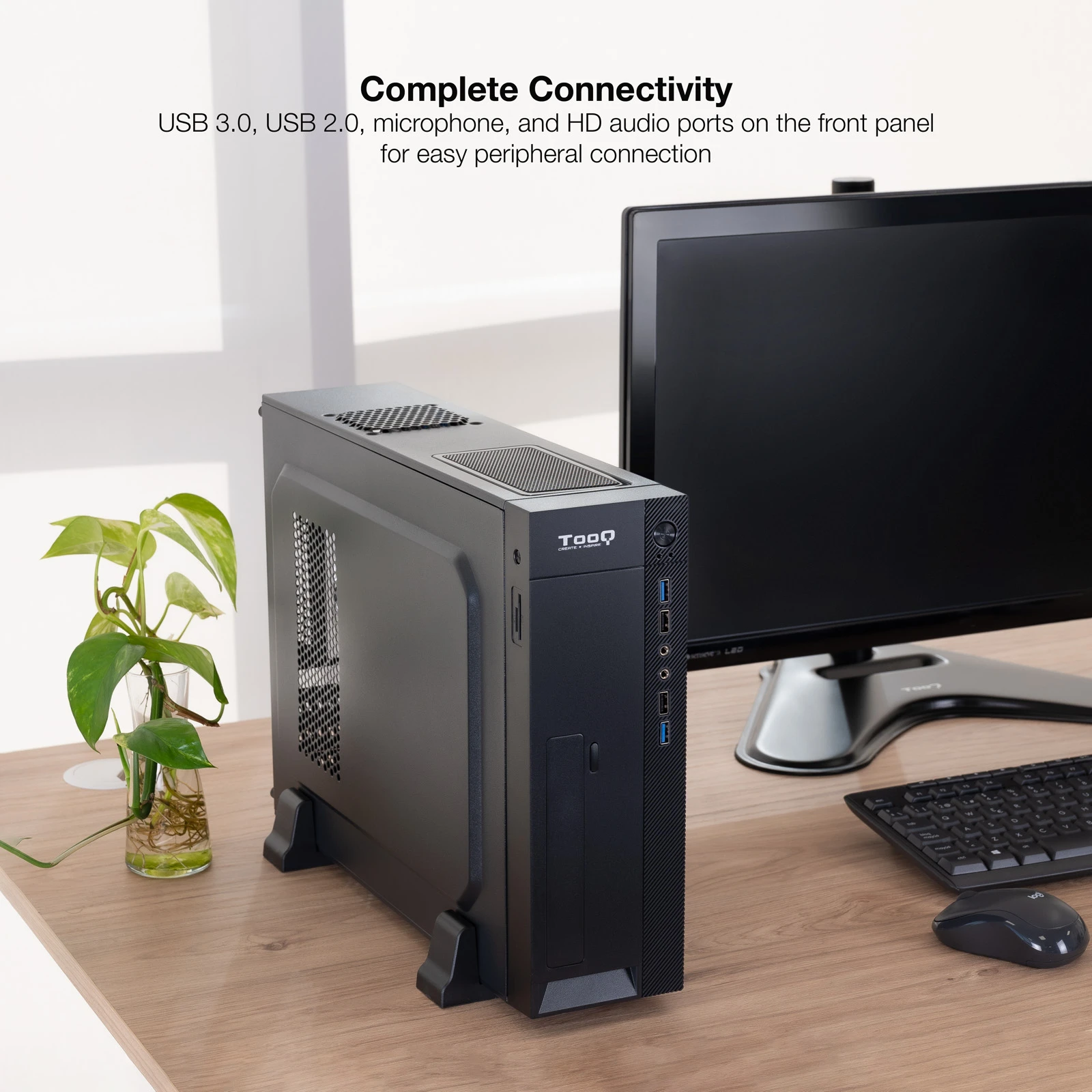 Un case del computer nero con monitor, tastiera, mouse e una pianta su una scrivania di legno. Connettività completa.