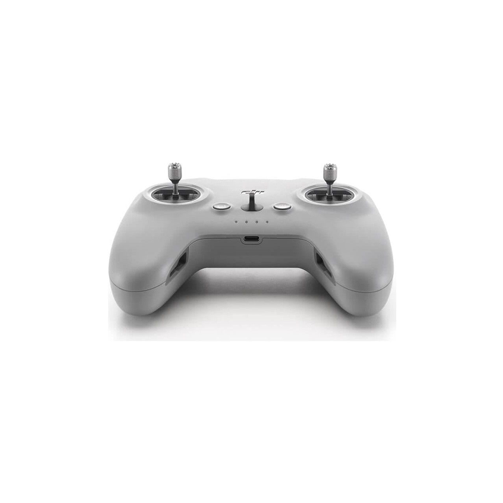 İki joystick, birkaç düğme ve bir şarj portu olan gri bir drone kontrol cihazı. Arka plan beyaz.