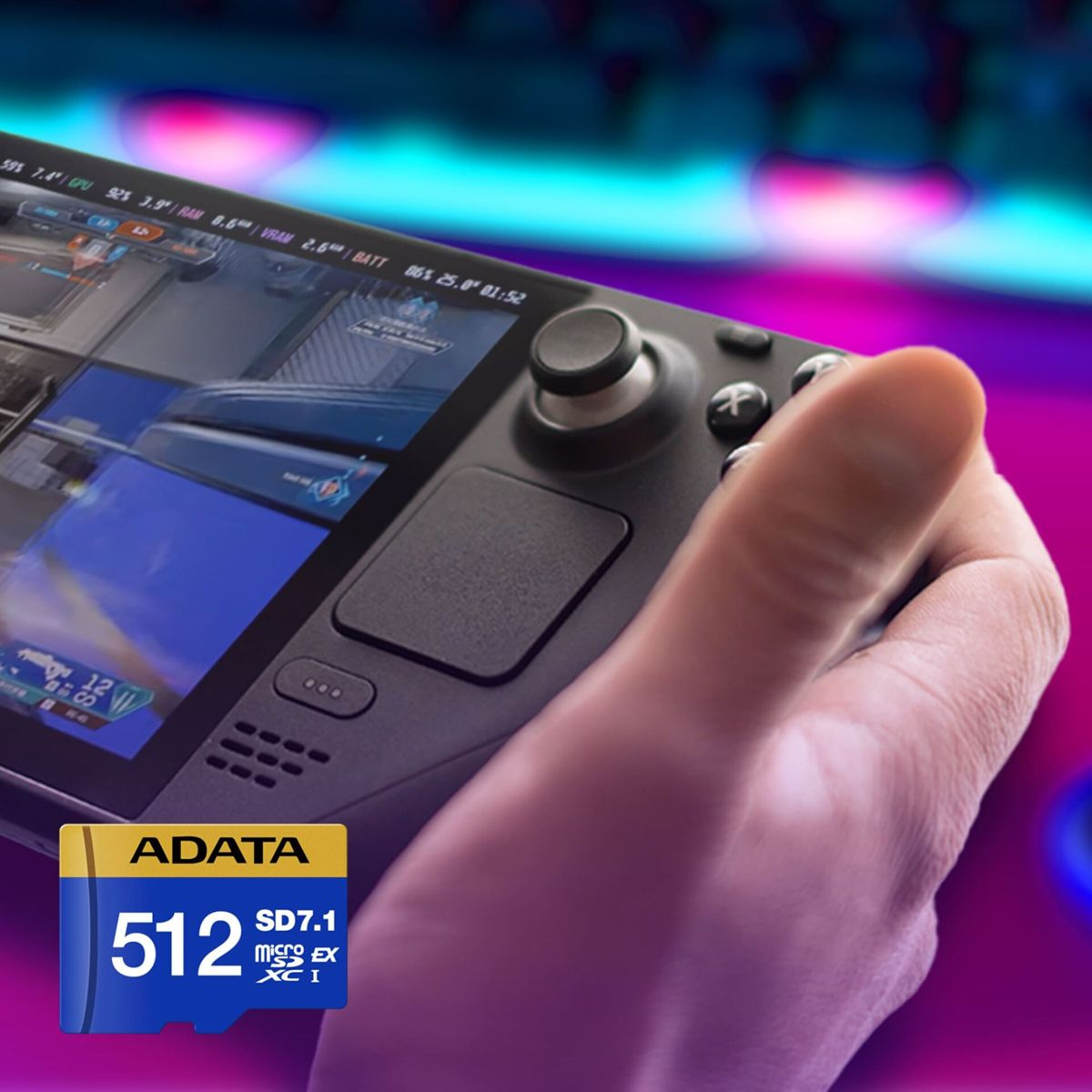 Eine Hand hält ein schwarzes Handheld-Gaming-Gerät, das ein Spiel anzeigt. Vorne befindet sich eine ADATA 512GB SD-Karte.