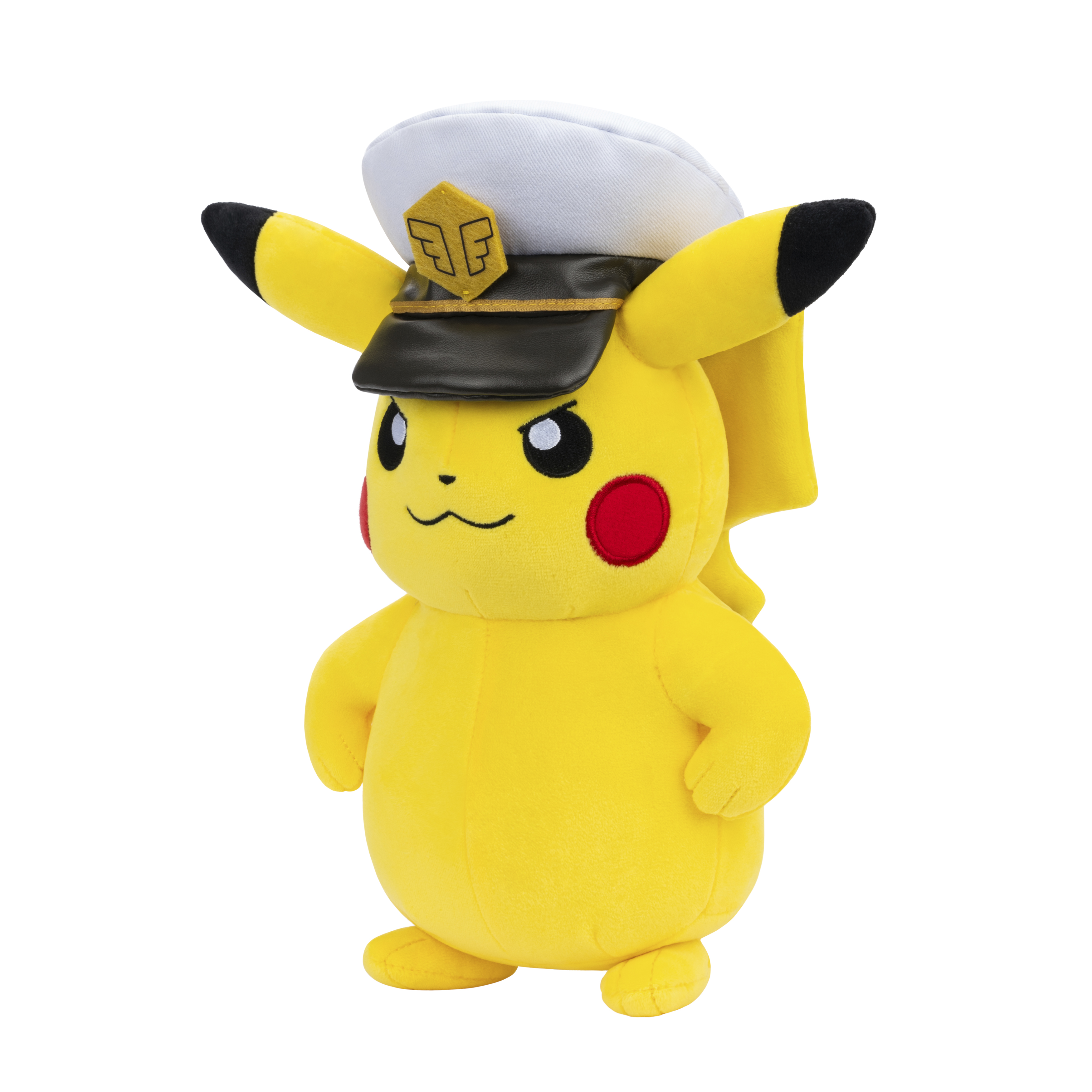 Un peluche amarillo de Pikachu con gorro de capitán blanco, visera negra y emblema dorado.