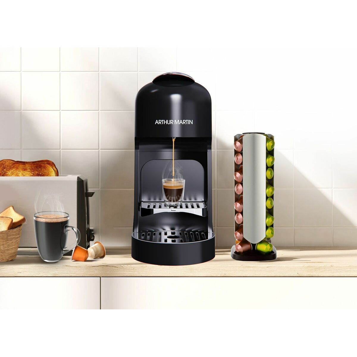 Una macchina da caffè nera versa il caffè in un bicchiere. Una tazza di caffè e pane tostato sono sul bancone. Un portacapsule.