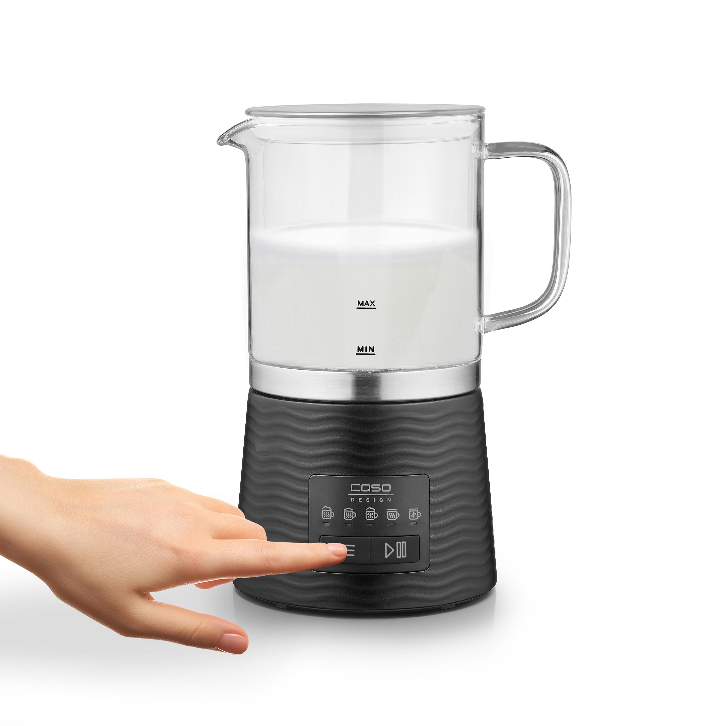 Ein Finger drückt eine Taste auf einem schwarzen Milchaufschäumer. Der Aufschäumer hat einen Glasbehälter mit Milch.
