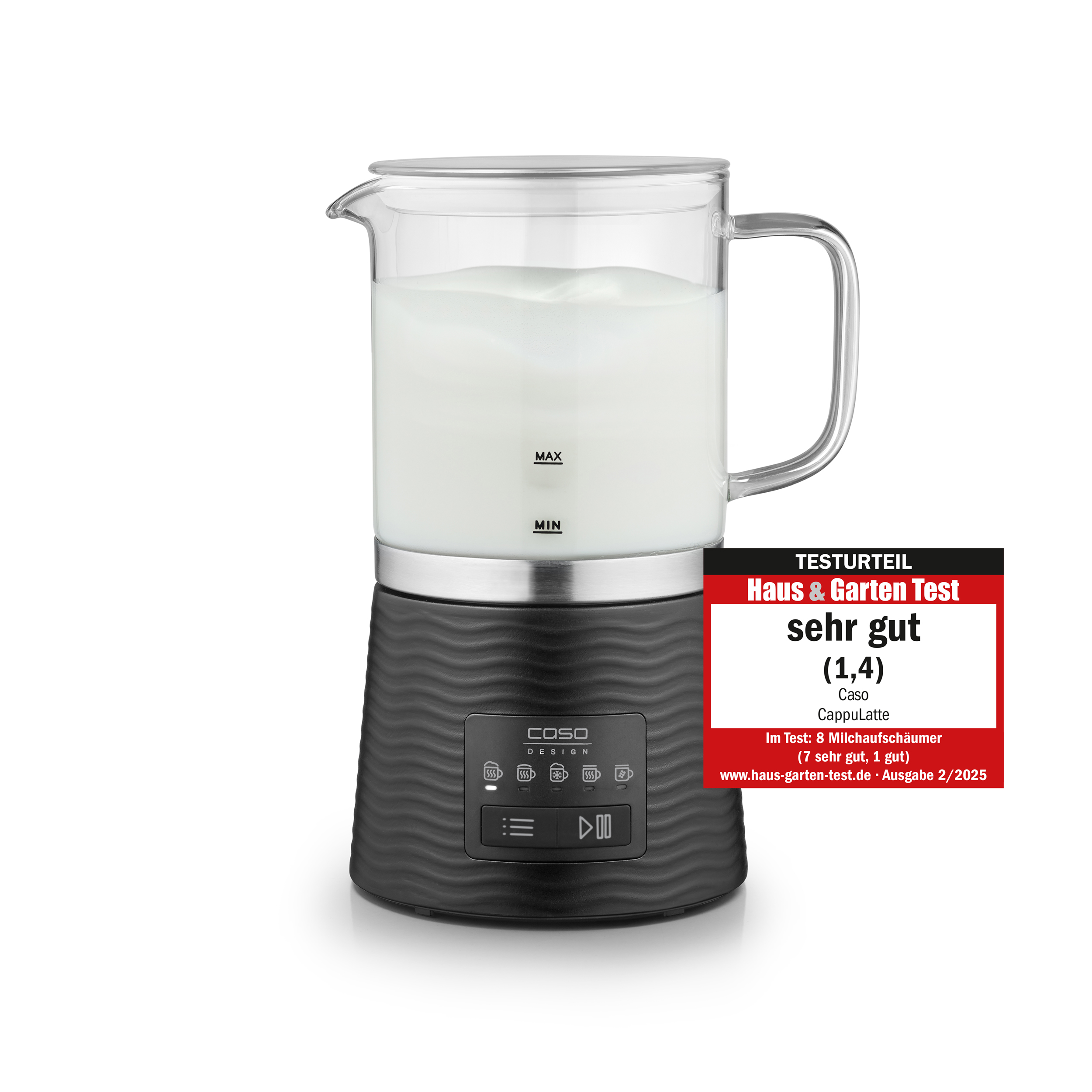 Ein schwarzer Milchaufschäumer mit einem Glasbehälter, der Milch enthält. Rechts befindet sich eine rote Testergebniskarte.