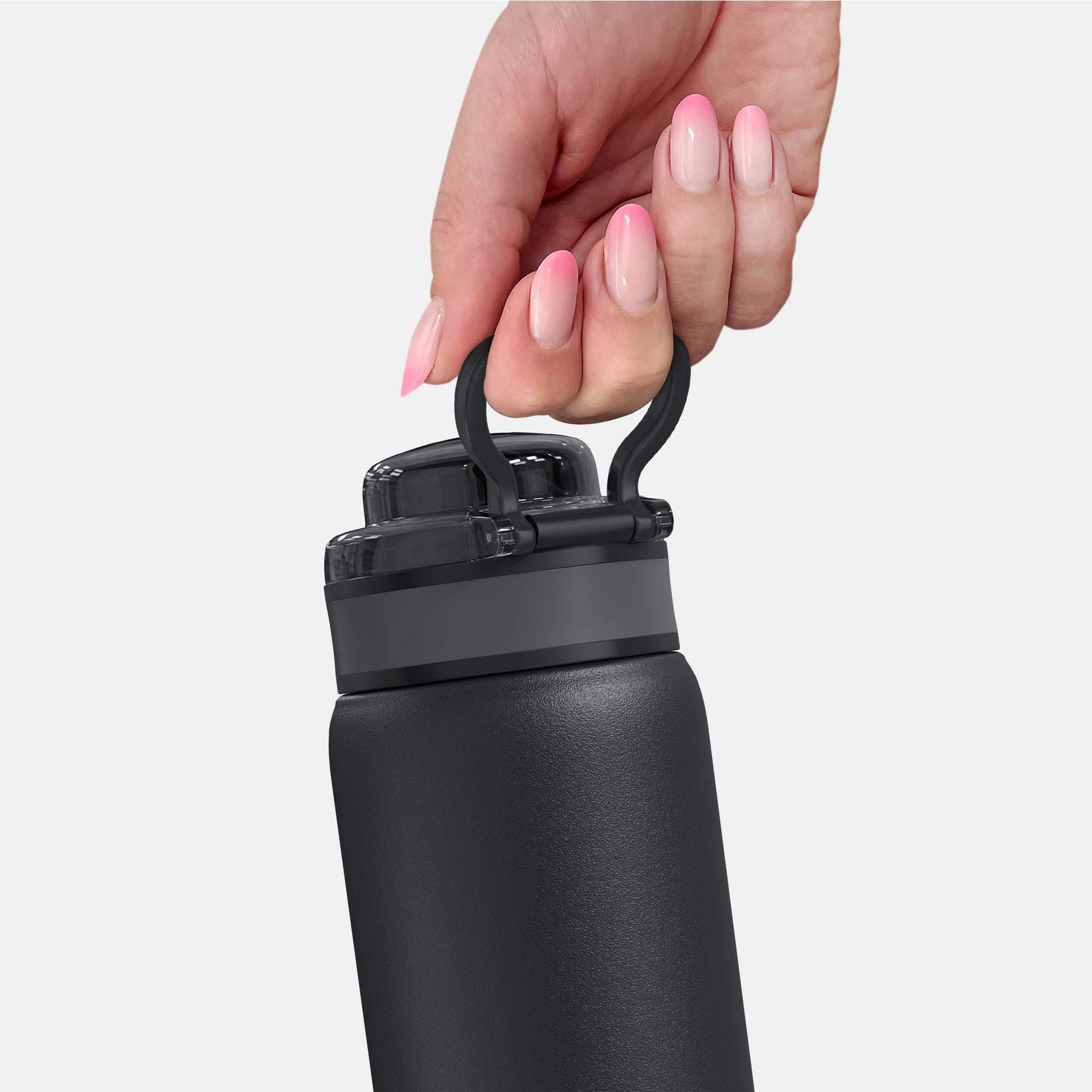 Eine Hand mit rosa Ombre-Nägeln hält eine schwarze Wasserflasche. Die Flasche hat einen schwarzen Deckel und Griff.