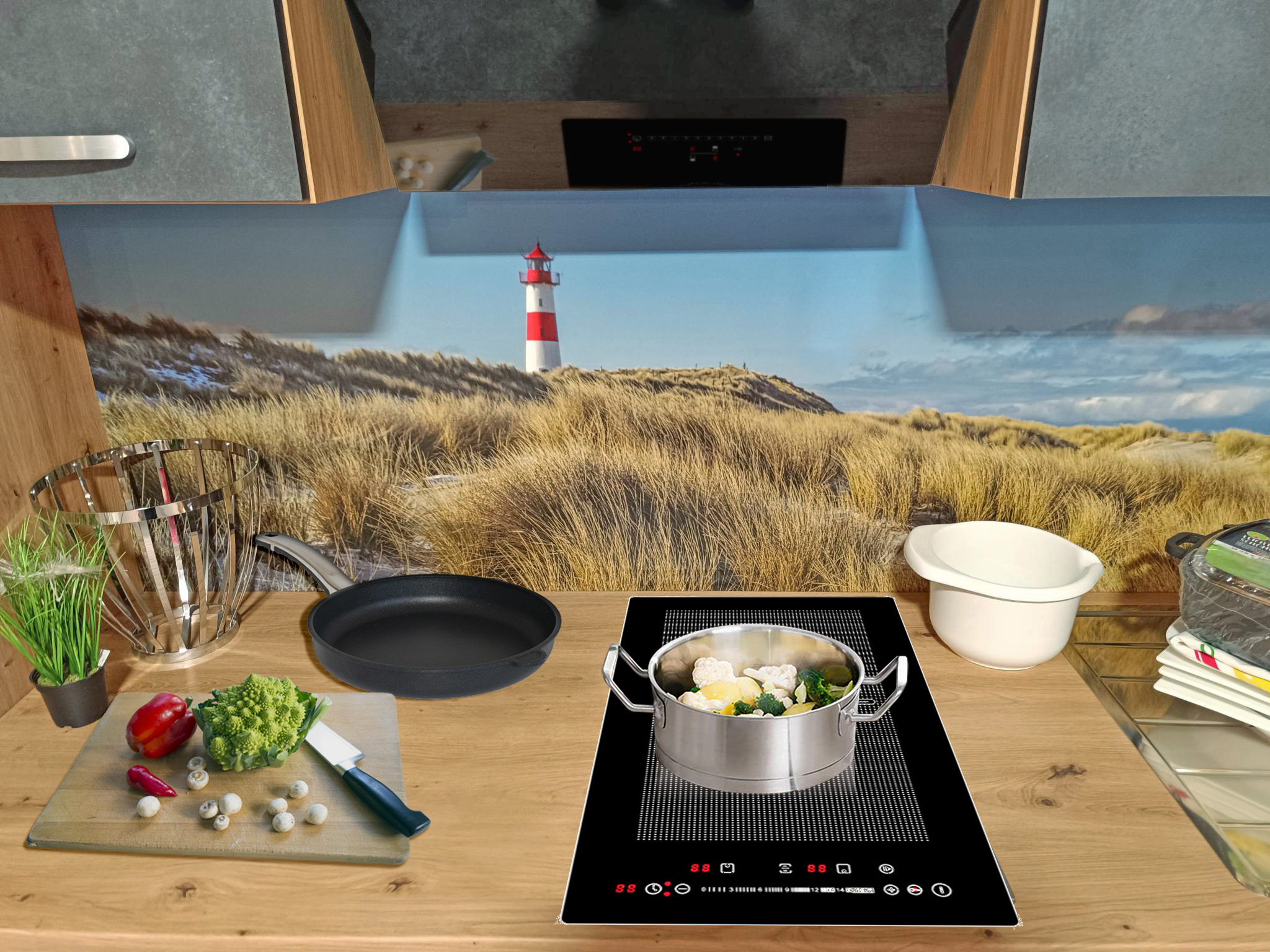 Küchenszene mit Essenszubereitung. Gemüse, Topf mit Essen auf einem Herd, Pfanne, weiße Schüssel. Leuchtturm im Hintergrund.