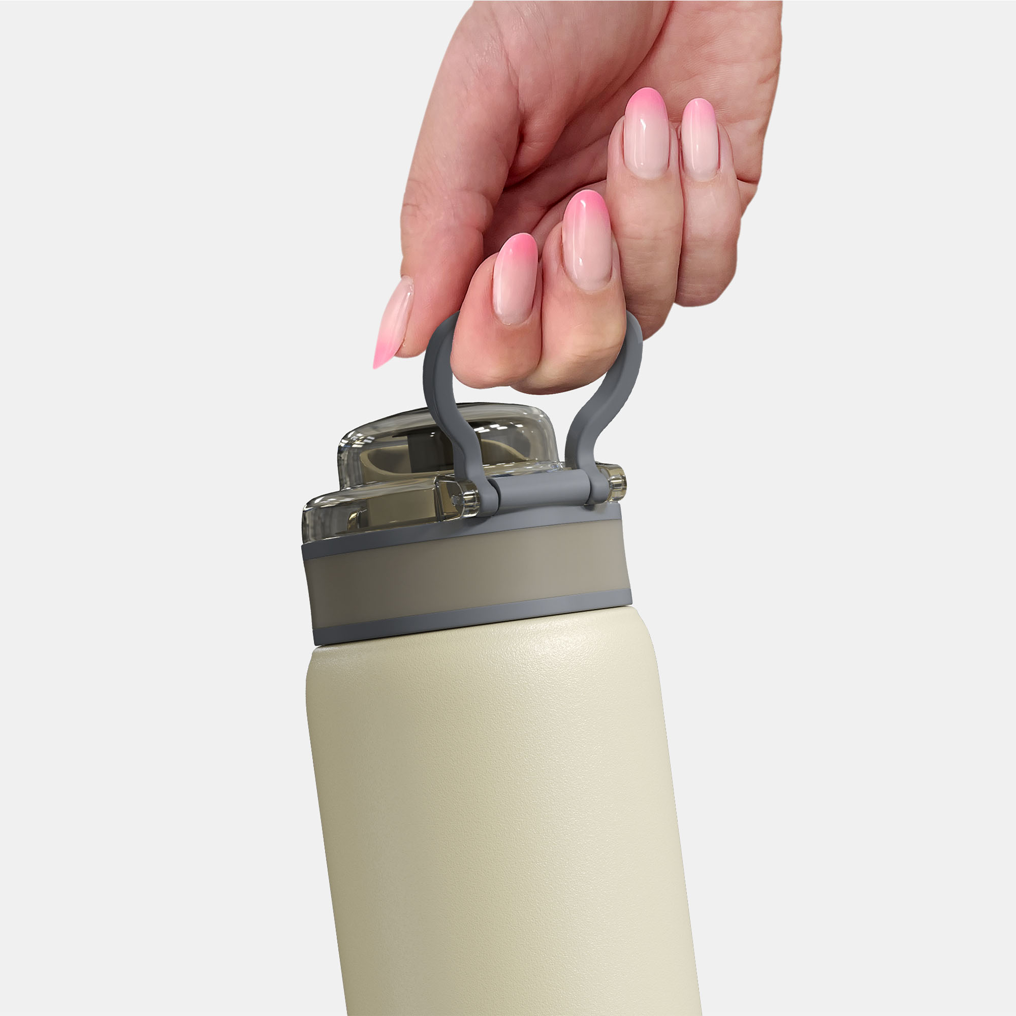 Eine Hand mit rosa Ombre-Nägeln hält eine beige Wasserflasche. Die Flasche hat einen grauen Deckel und Griff, vor weißem Hintergrund.