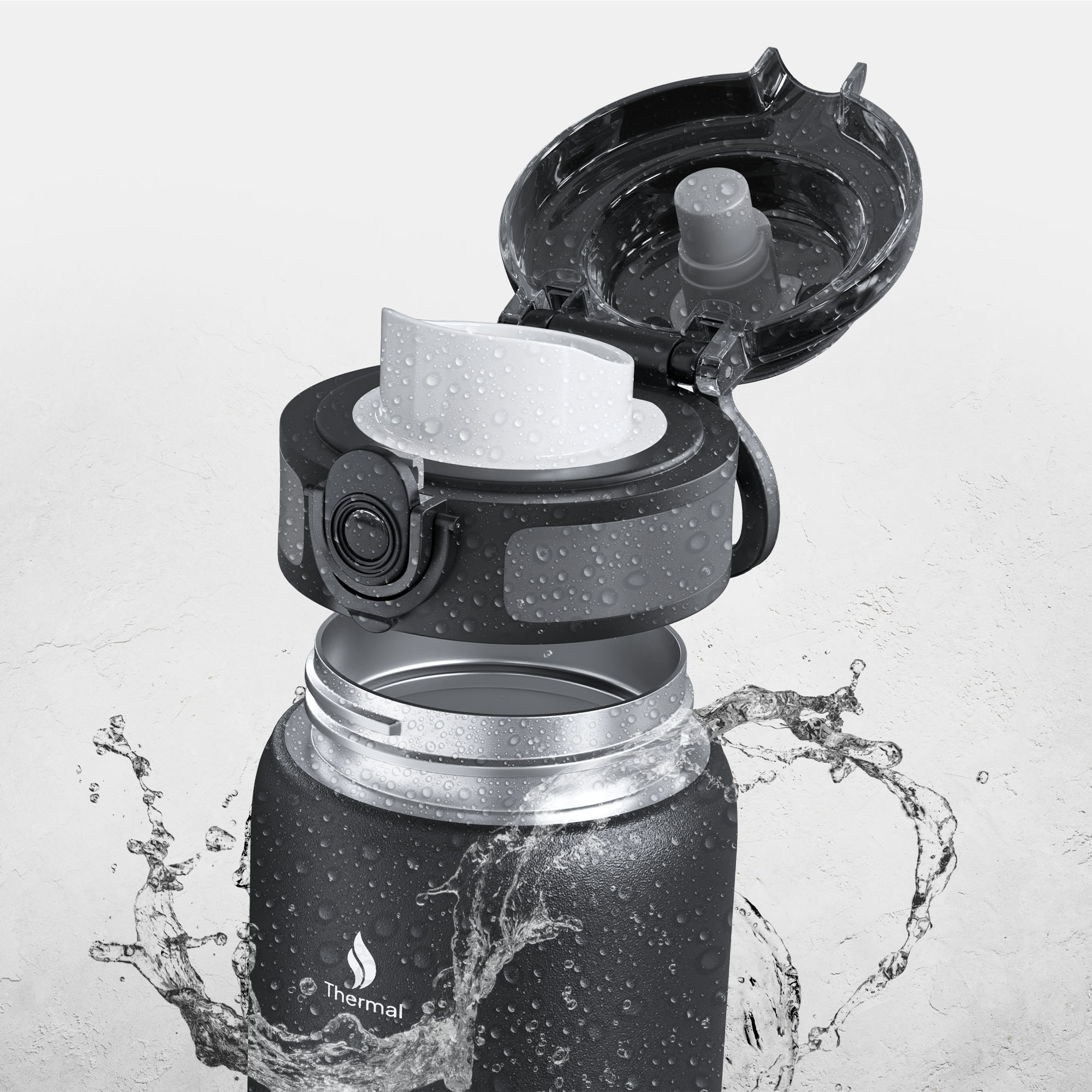 Schwarze und silberne Wasserflasche mit offenem Deckel, Wassertropfen und einem Wasserspritzer vor strukturiertem Hintergrund.