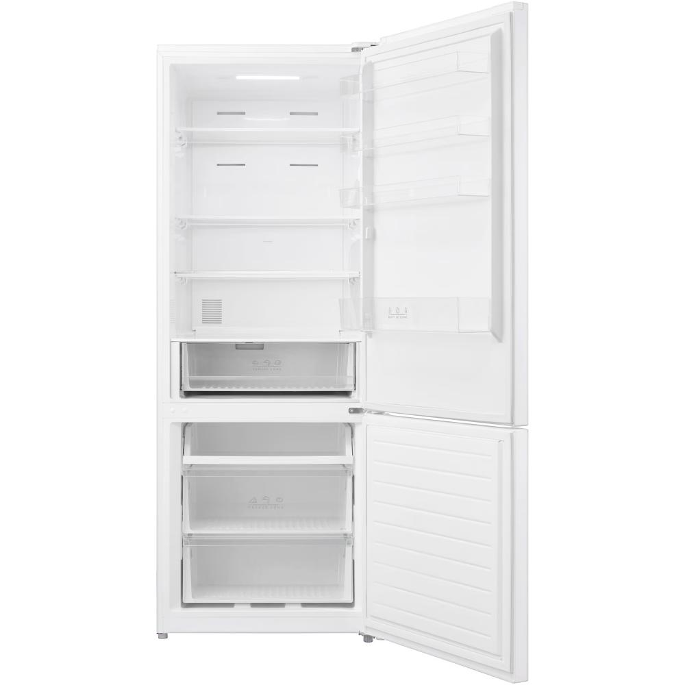 Een witte koelkast met de deur open. Binnenin zijn planken en laden. De vriesdeur staat ook open.