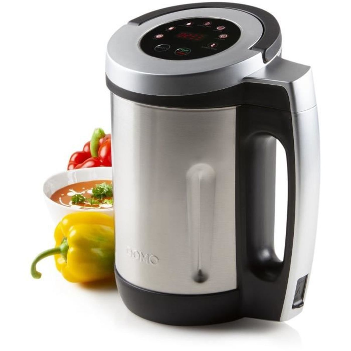 Un produttore di zuppa in acciaio inossidabile con manico, display digitale e verdure. Una ciotola di zuppa e un peperone giallo sono accanto.