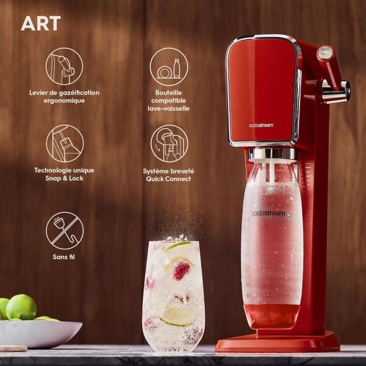 Czerwona maszyna Sodastream ze szklanką gazowanego napoju, owocami i lodem. Zielone limonki i miska z zielonymi owocami po lewej.