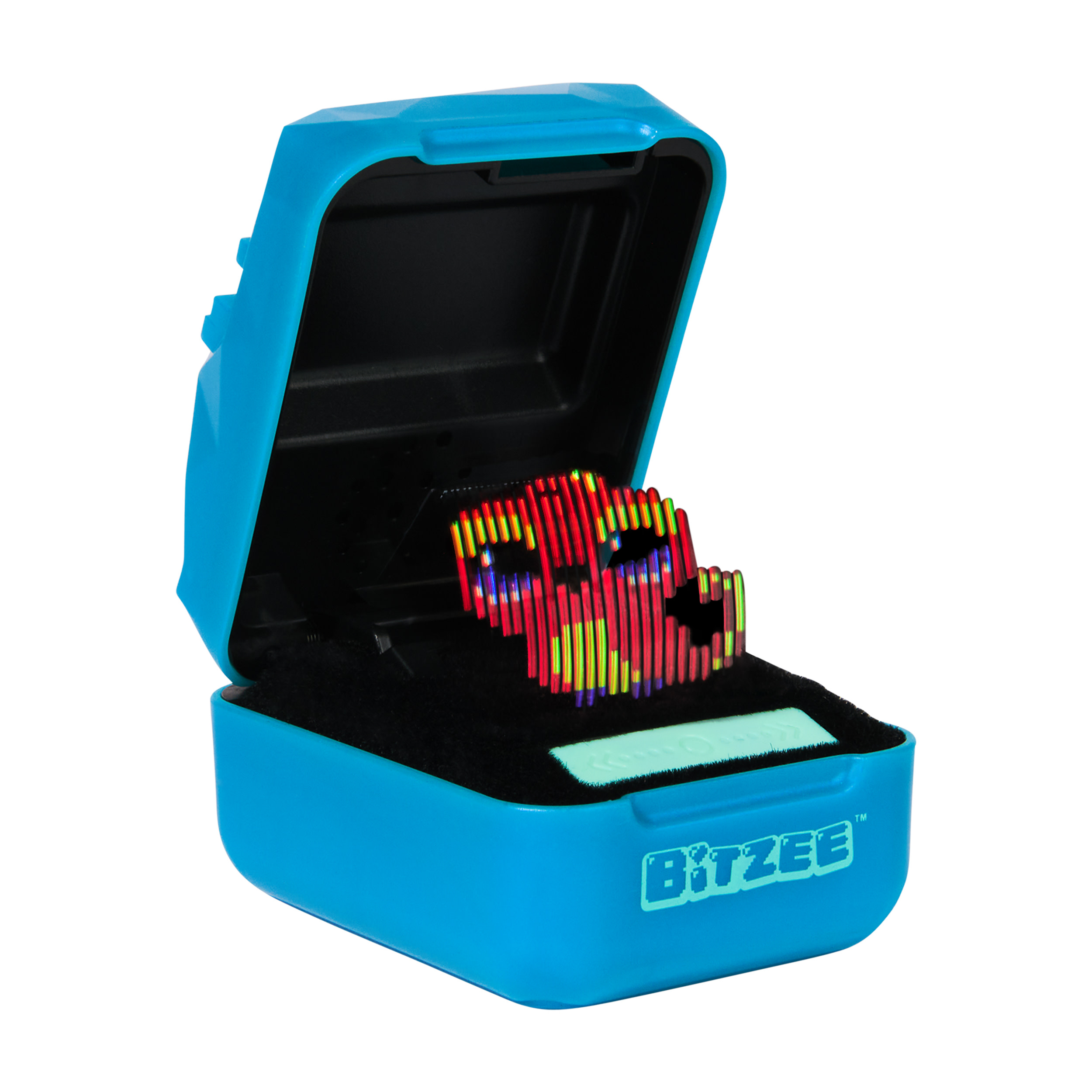 Un anello a teschio pixelato si trova in una custodia blu aperta. L'anello è colorato. La custodia ha un logo.