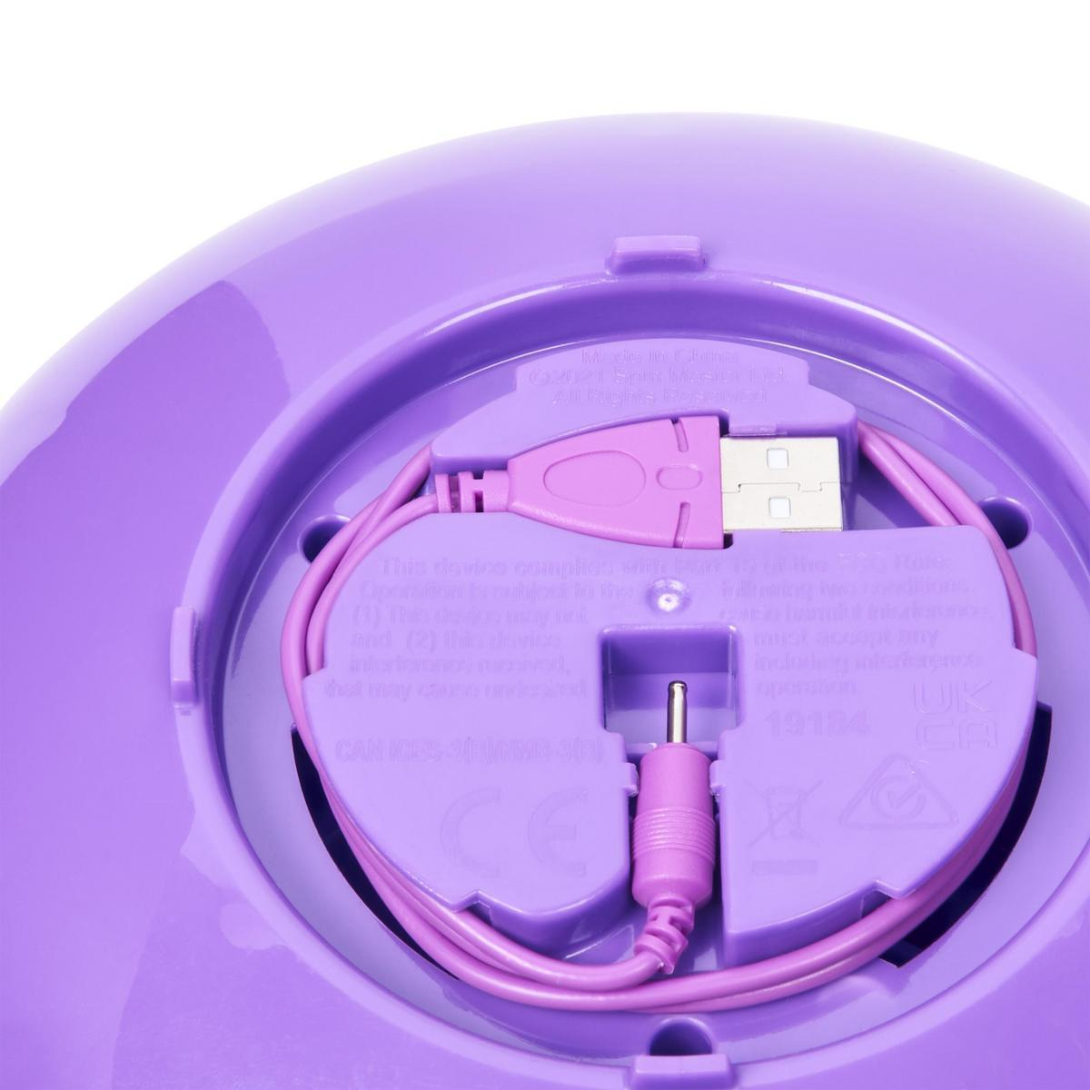 Fioletowe urządzenie z portem USB i podłączonym kablem. Tekst na urządzeniu zawiera 'Made in China' i informacje regulacyjne.