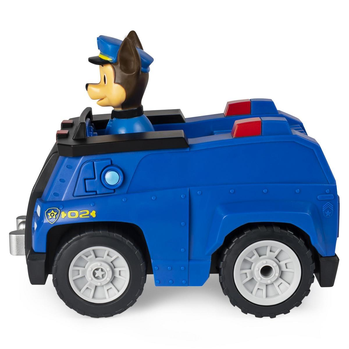 Un coche de policía de juguete azul con Chase de Paw Patrol. Chase está en el asiento del conductor. El coche tiene ruedas blancas y luces rojas.