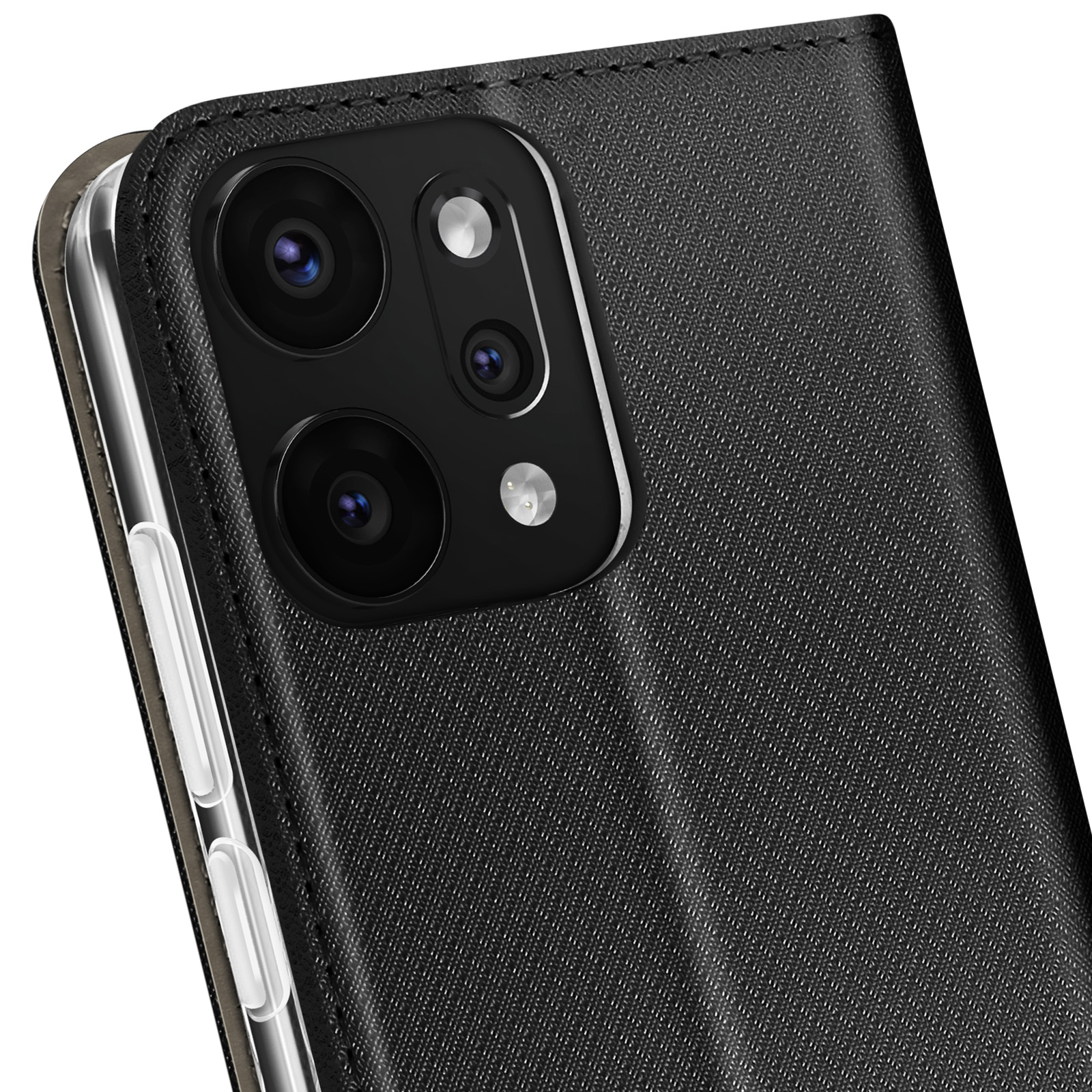 Primo piano di un telefono con custodia nera strutturata, lenti della fotocamera e pulsanti laterali. Lo sfondo è bianco.