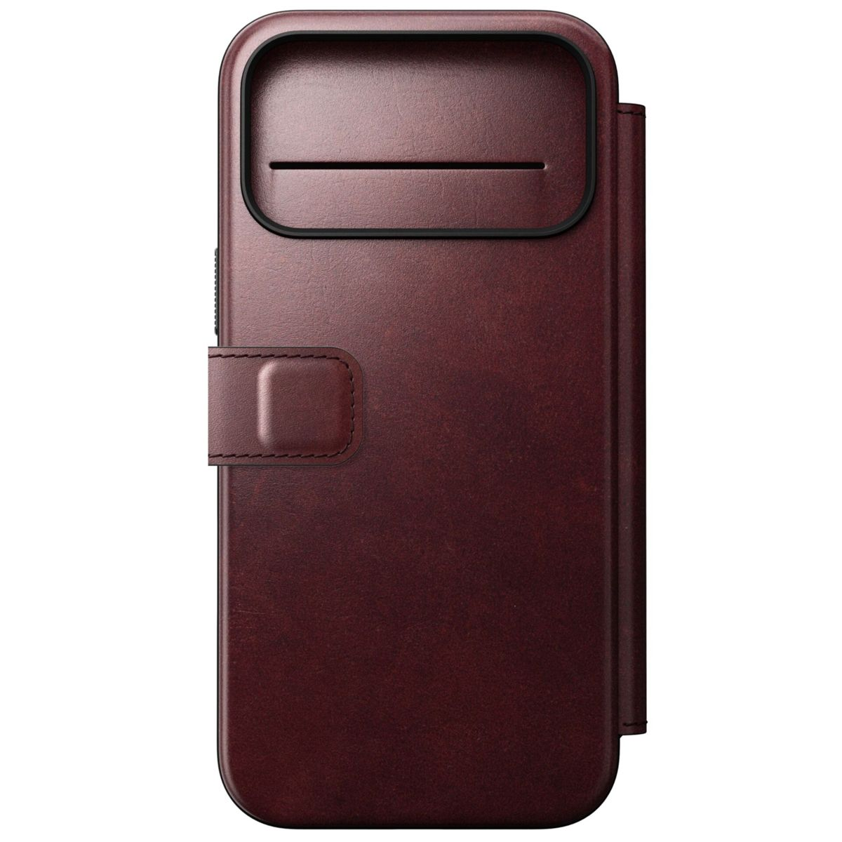 Una custodia per telefono in pelle marrone con patta. La custodia ha un ritaglio per la fotocamera e una chiusura magnetica.