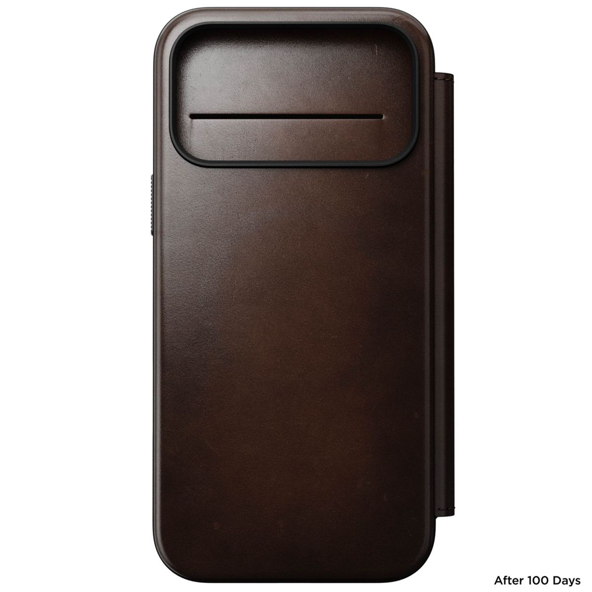 Una custodia per telefono marrone con un design rettangolare. Ha una cornice nera intorno alla fotocamera e una fessura. Lo sfondo è bianco.