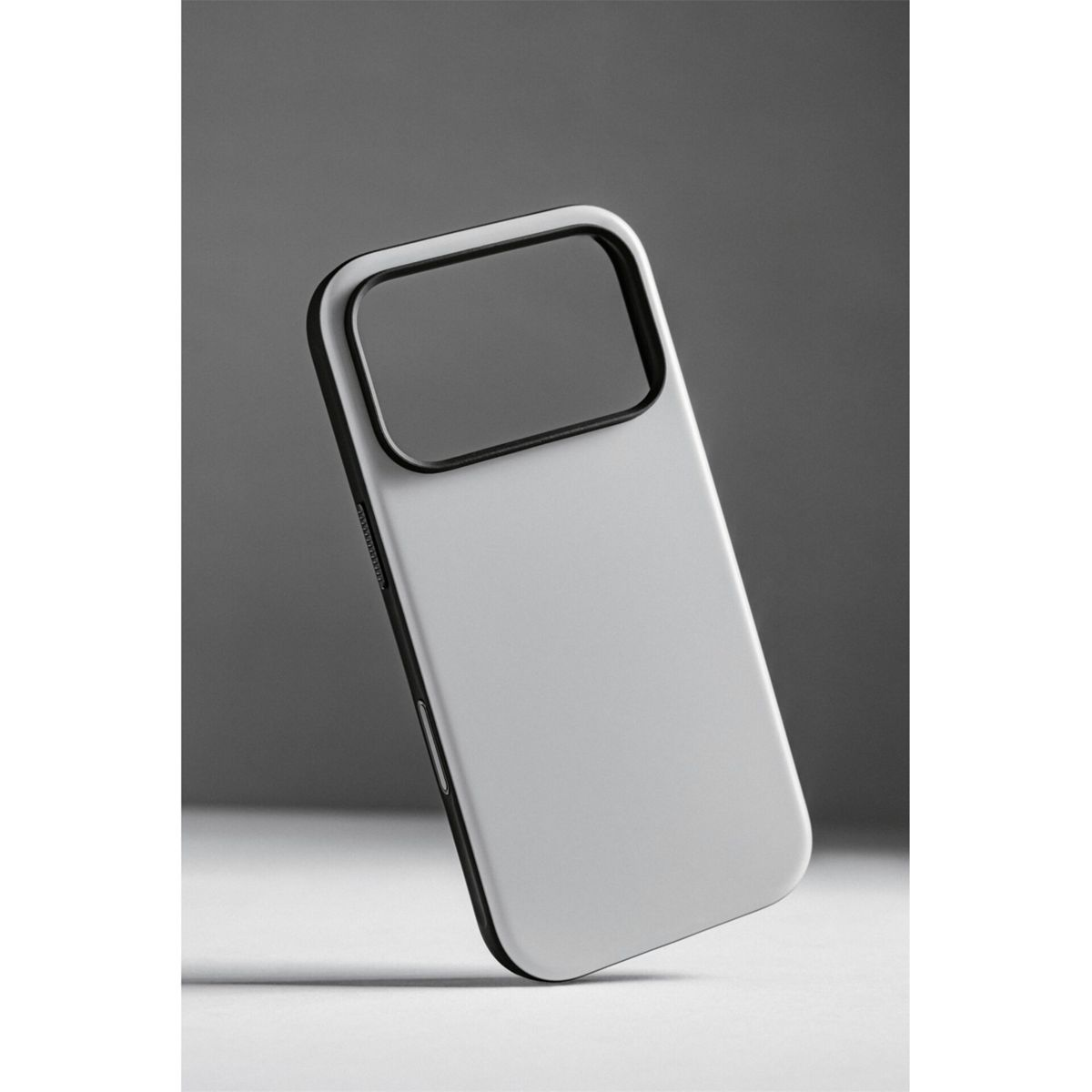 Una custodia per telefono grigio chiaro con bordo nero e ritaglio per fotocamera. Lo sfondo è una sfumatura di grigio.
