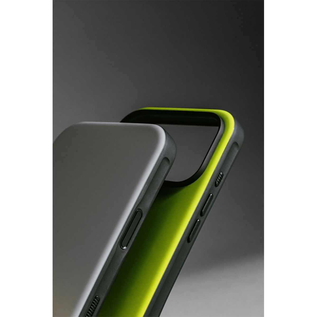 Primo piano di una custodia per telefono. La custodia è grigia e verde neon. Lo sfondo è una sfumatura di grigio.