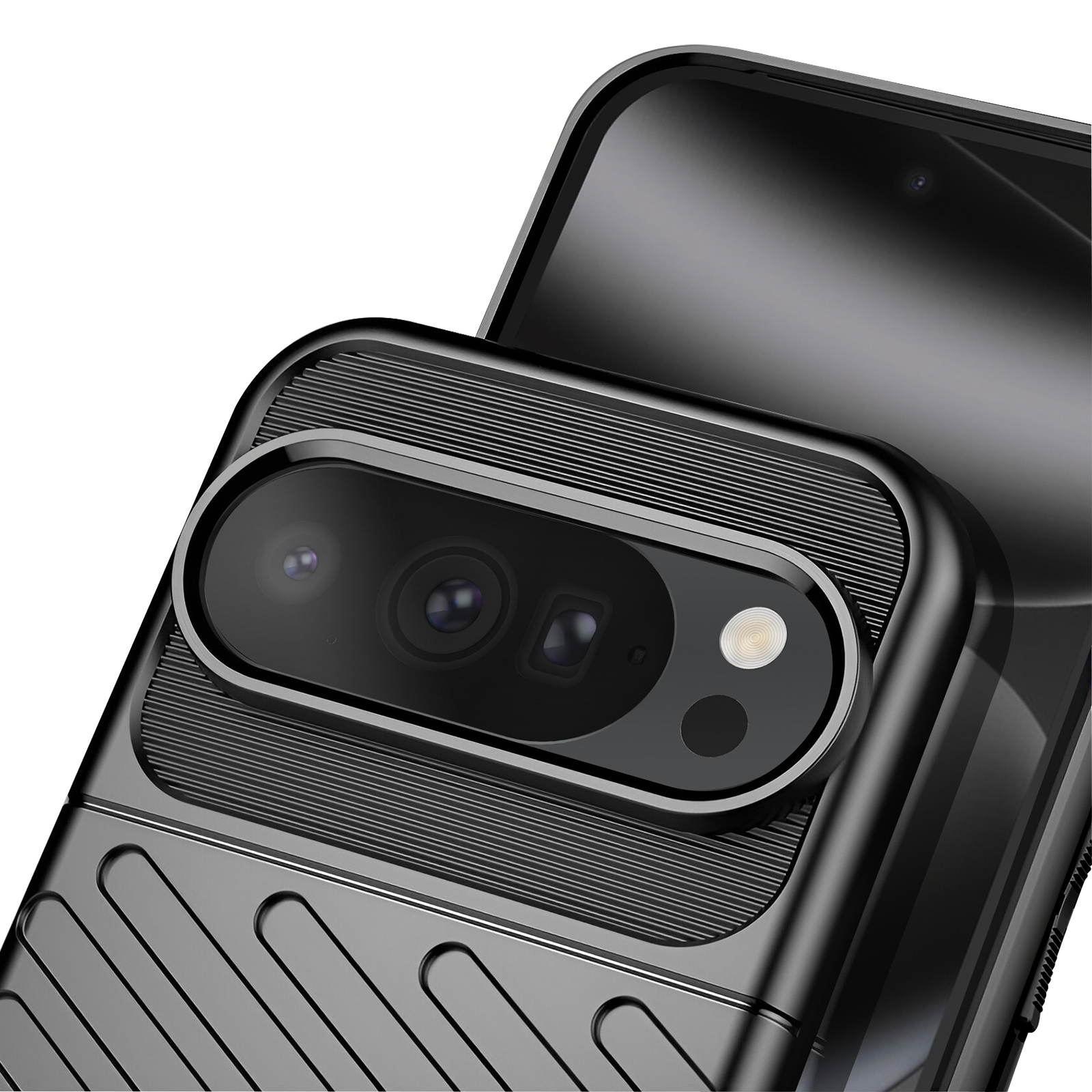 Primo piano di un telefono nero con protezione dell'obiettivo della fotocamera. La custodia del telefono presenta dettagli strutturati. Lo sfondo è bianco.