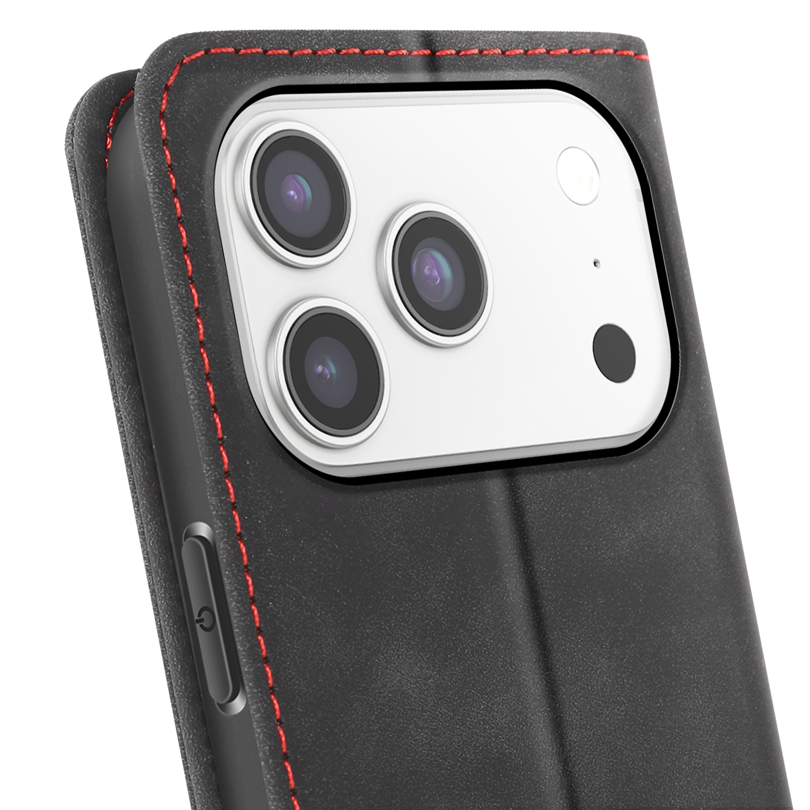 Primo piano di una custodia per telefono nera con cuciture rosse. Sono visibili tre obiettivi della fotocamera, un flash e un punto nero.