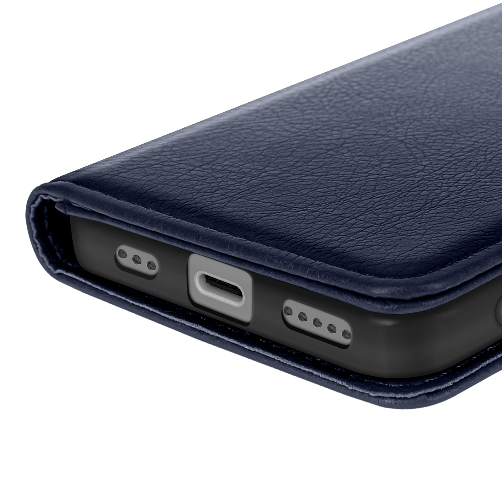Primo piano di una custodia per telefono blu navy con pelle strutturata. Visibili le porte del telefono e le cuciture della custodia.