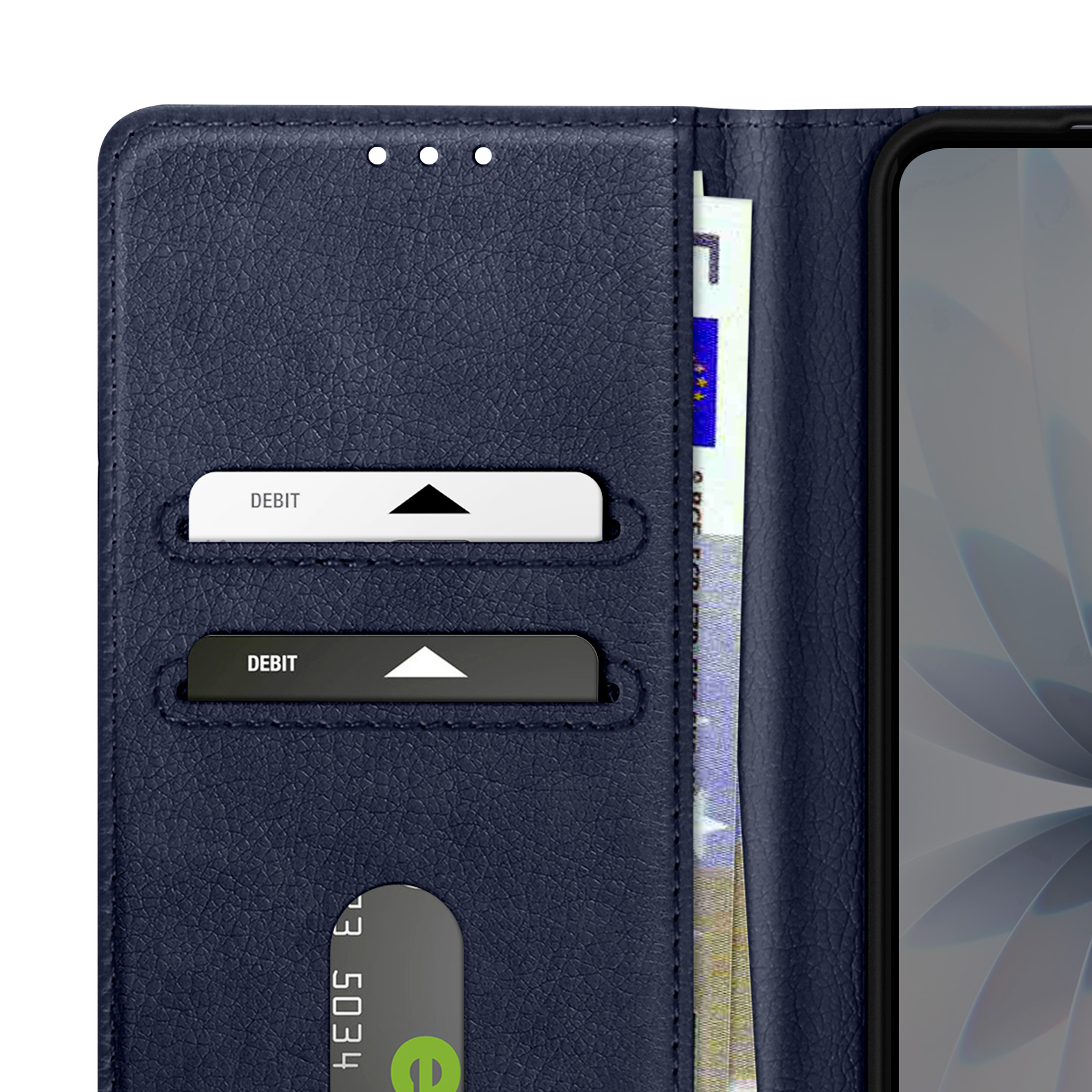 Una custodia per telefono blu navy, con carte di debito e una banconota all'interno. Un telefono è visibile a destra.