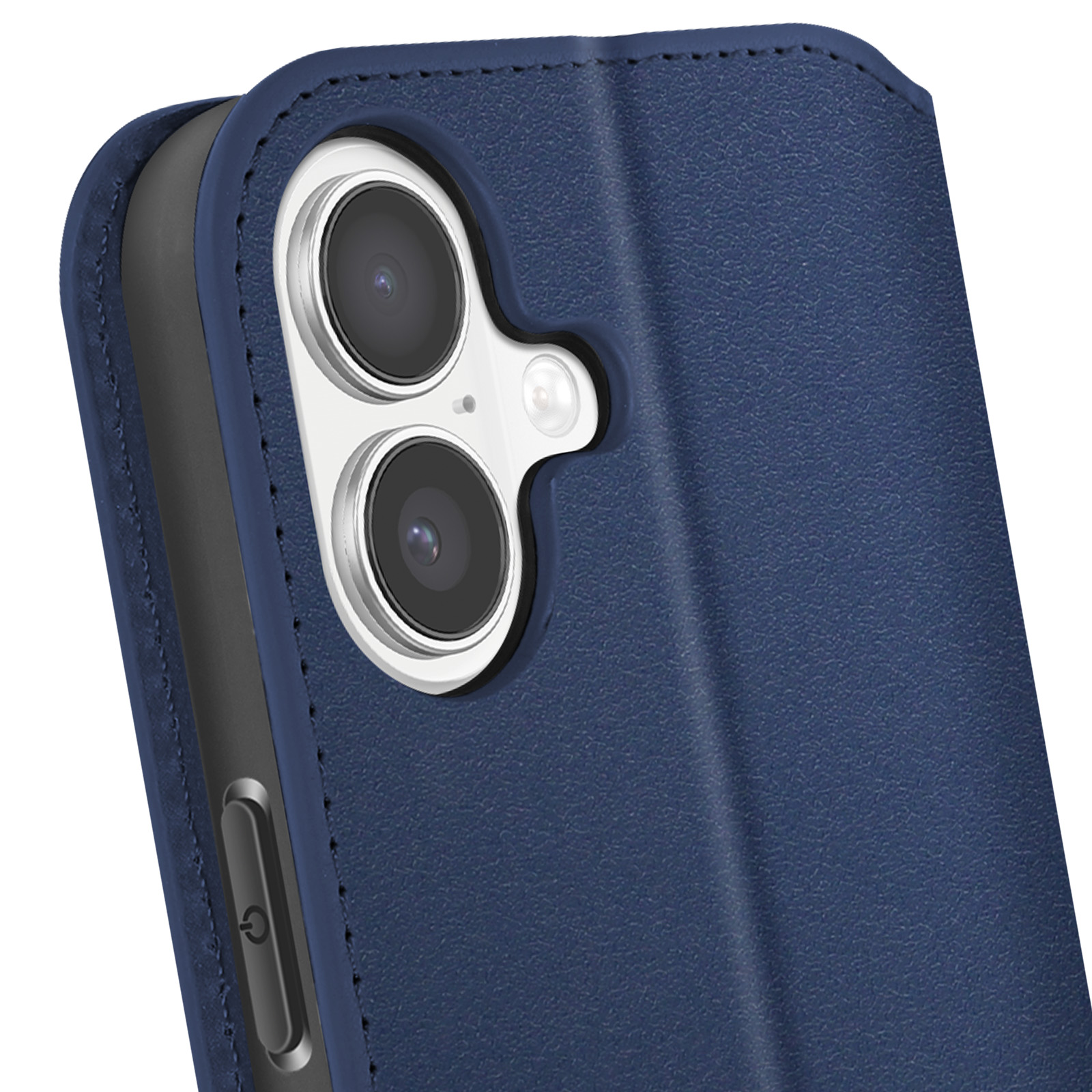 Primo piano di una custodia blu per telefono con doppie lenti della fotocamera e un pulsante di accensione, texture in pelle visibile.