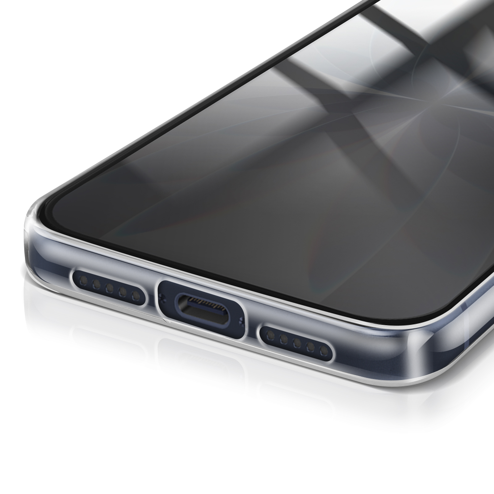 Primo piano di uno smartphone, che mostra il bordo inferiore con porta di ricarica, altoparlanti e una custodia protettiva trasparente.