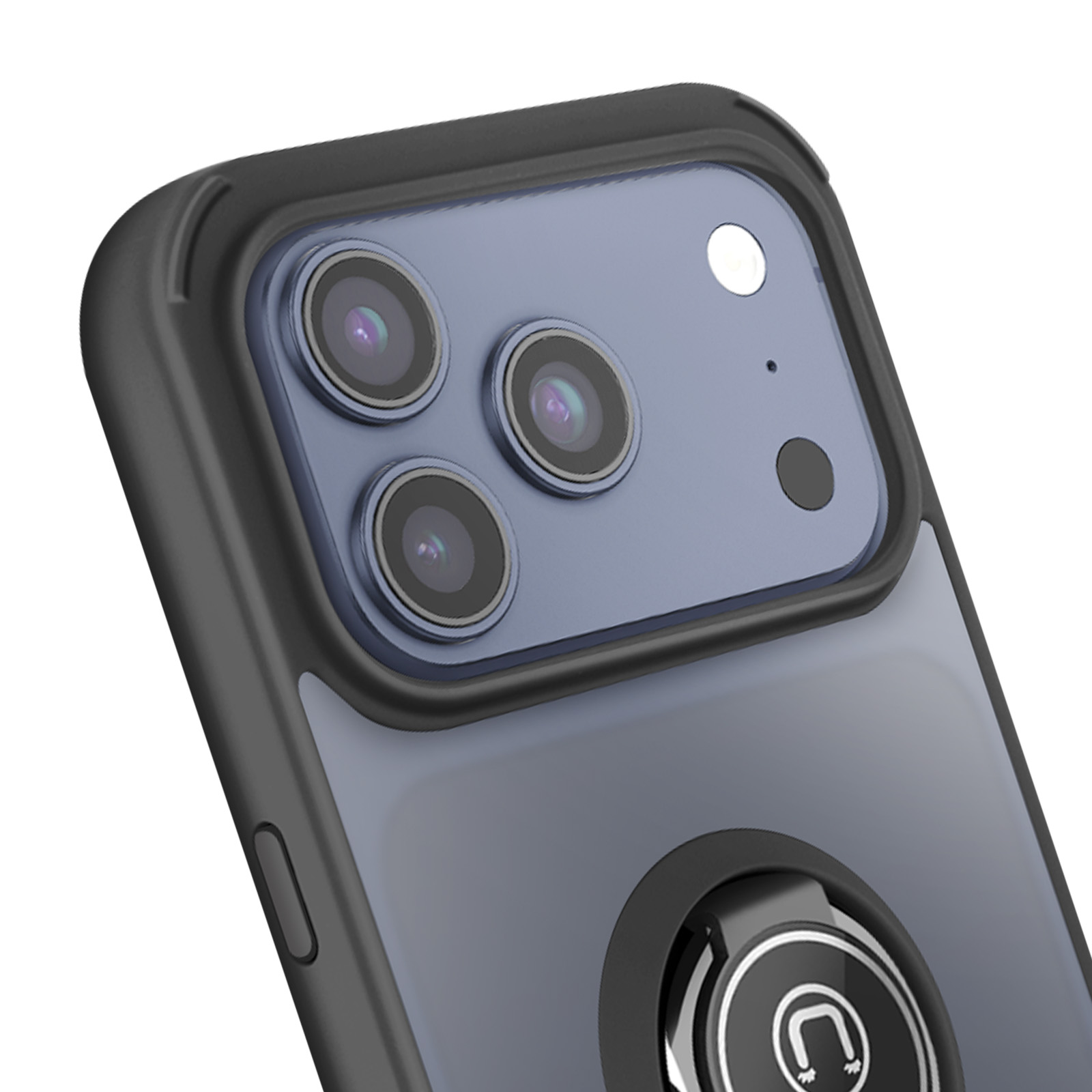 Primo piano di una custodia nera per telefono con tre fotocamere. Ha un supporto ad anello in basso. Lo sfondo è bianco.