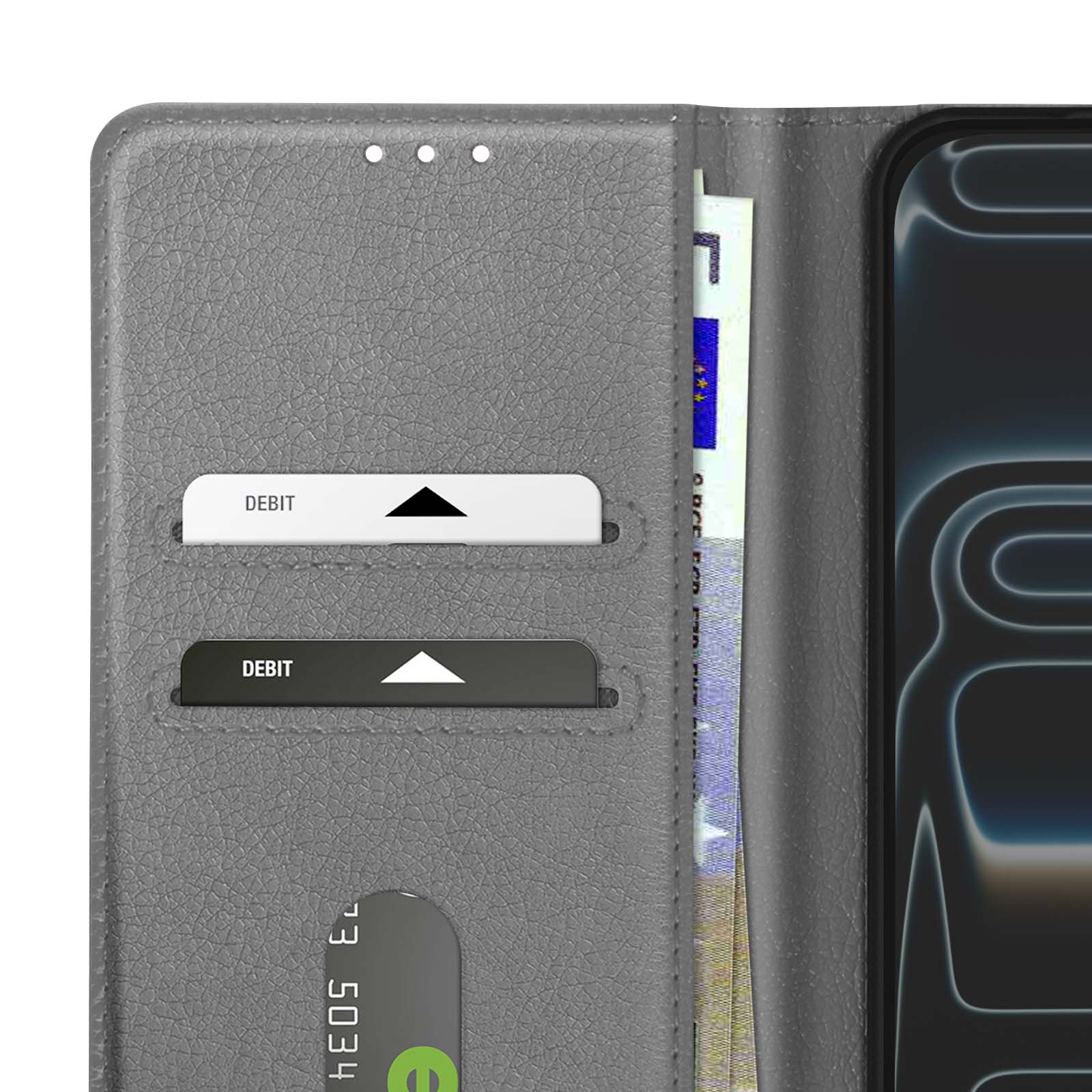 Custodia grigia per telefono con fessure per carte. Sono visibili due carte di debito e una banconota. Un telefono è a destra.