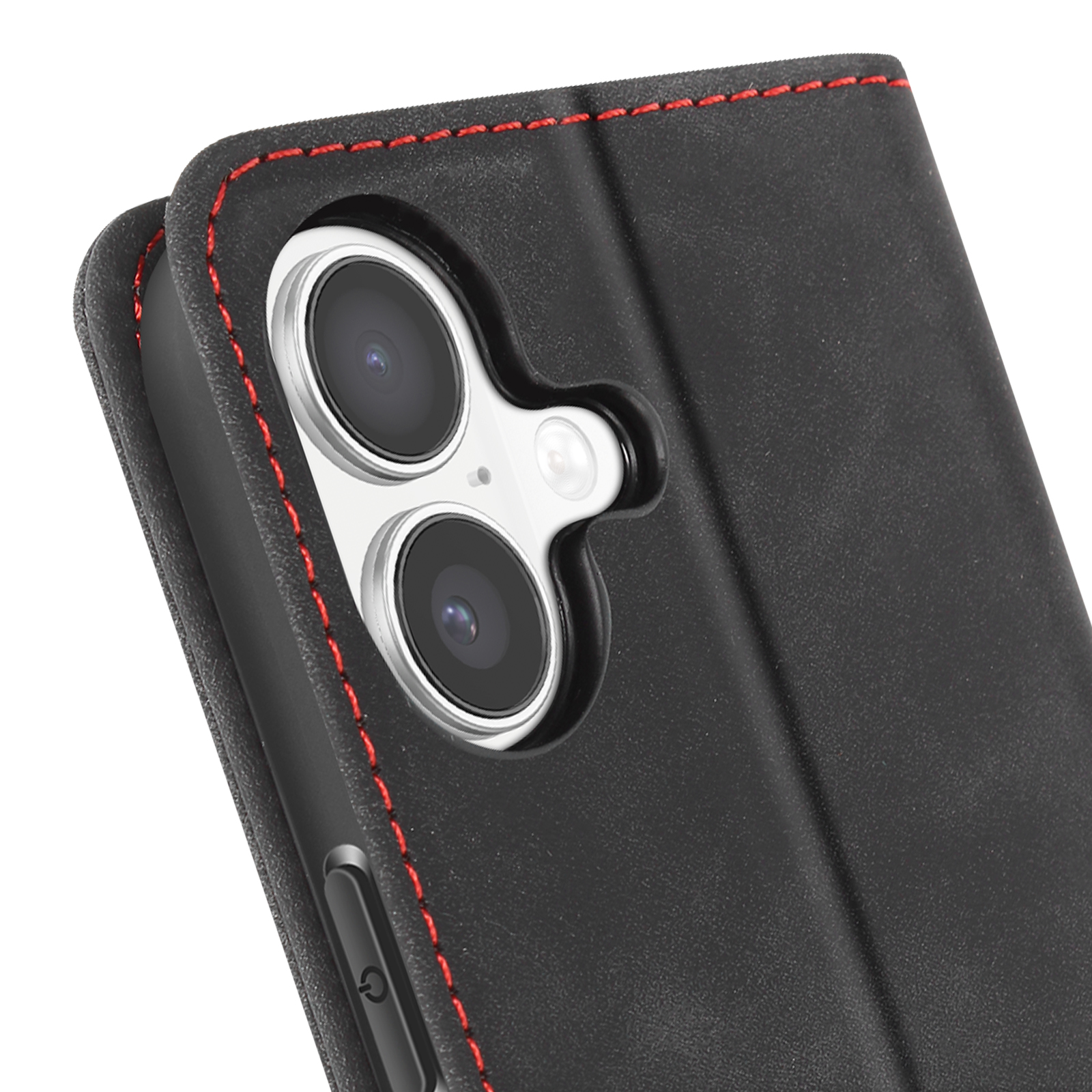 Primo piano di una custodia nera per telefono con cuciture rosse. Obiettivi della fotocamera visibili. Pulsante di accensione laterale.