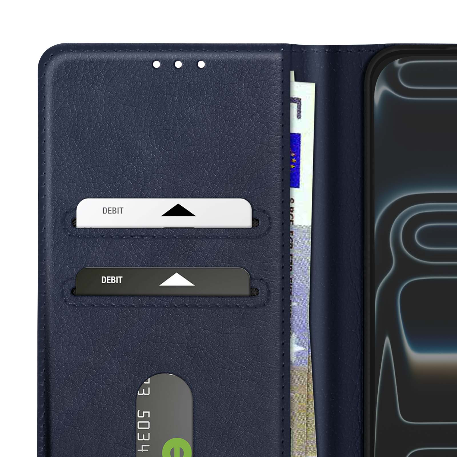 Portafoglio blu con carte di debito, una banconota in euro e un telefono. Il portafoglio è aperto.