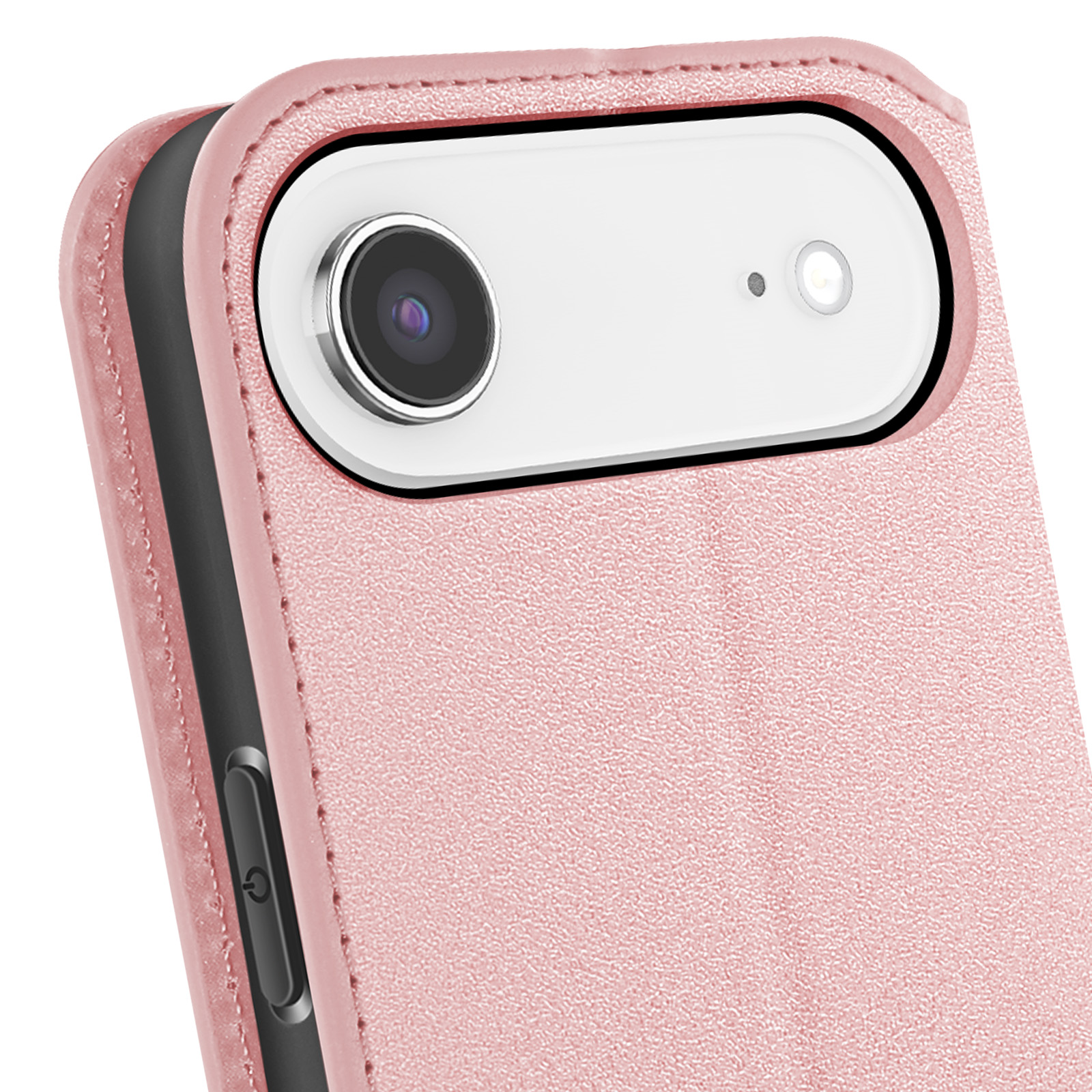 Primo piano di una custodia rosa per telefono con obiettivo e pulsante di accensione. Dettagli cuciture.