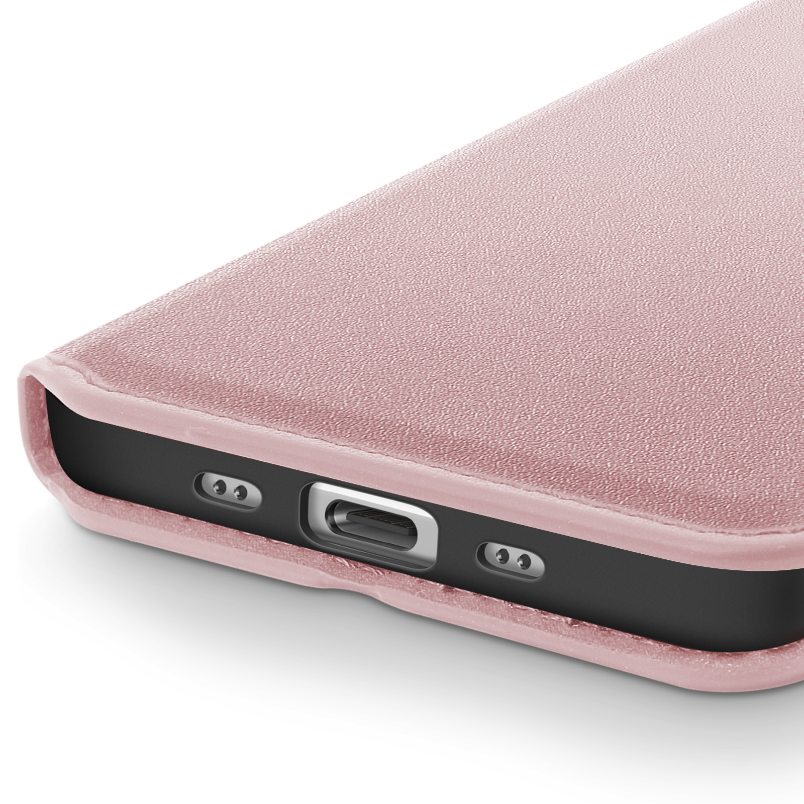 Primo piano di una custodia rosa per telefono con superficie strutturata, bordi neri e porta di ricarica.
