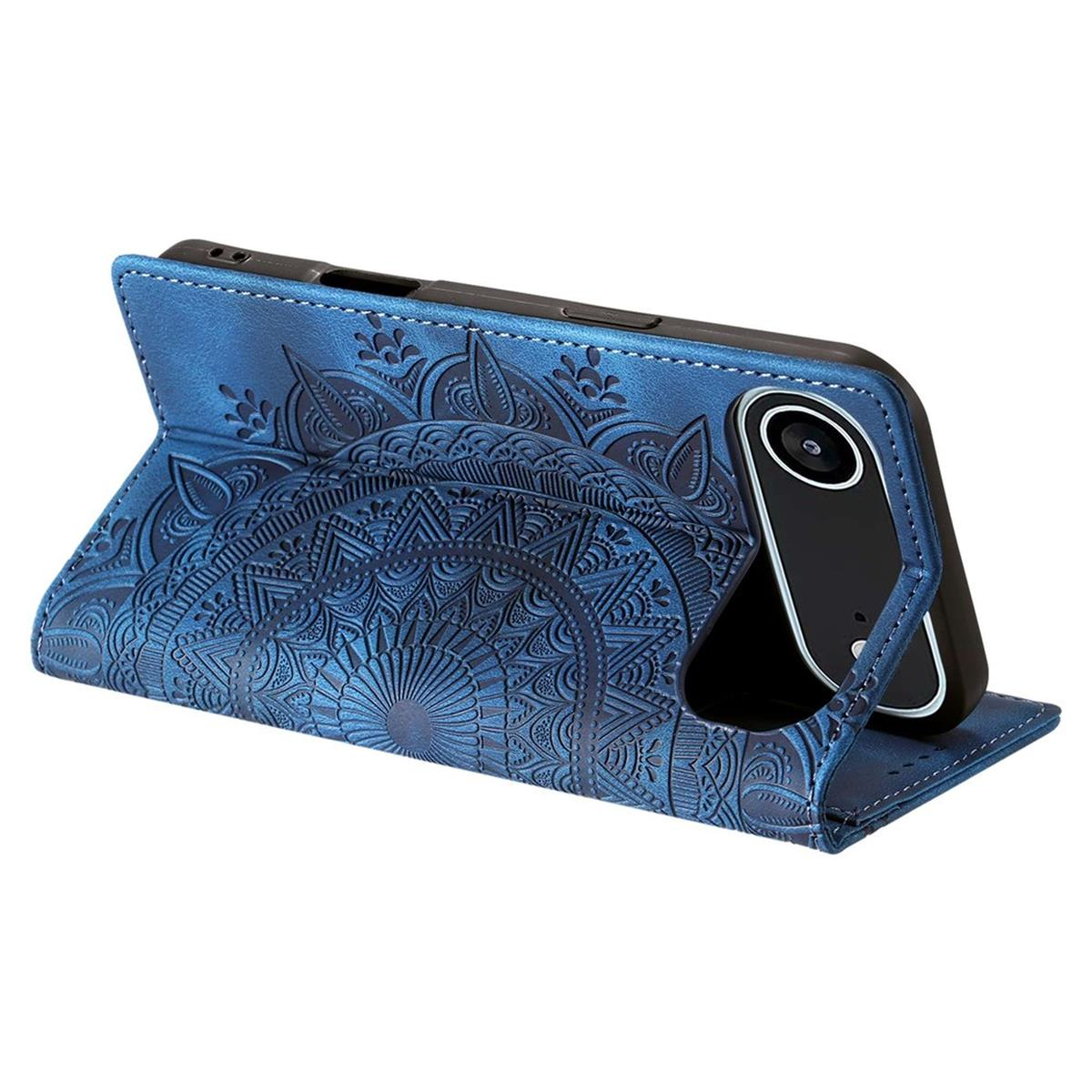 Blaue Handyhülle mit Mandala-Design, ein Telefon befindet sich darin. Die Hülle ist offen und zeigt die Kamera und den Bildschirm des Telefons.