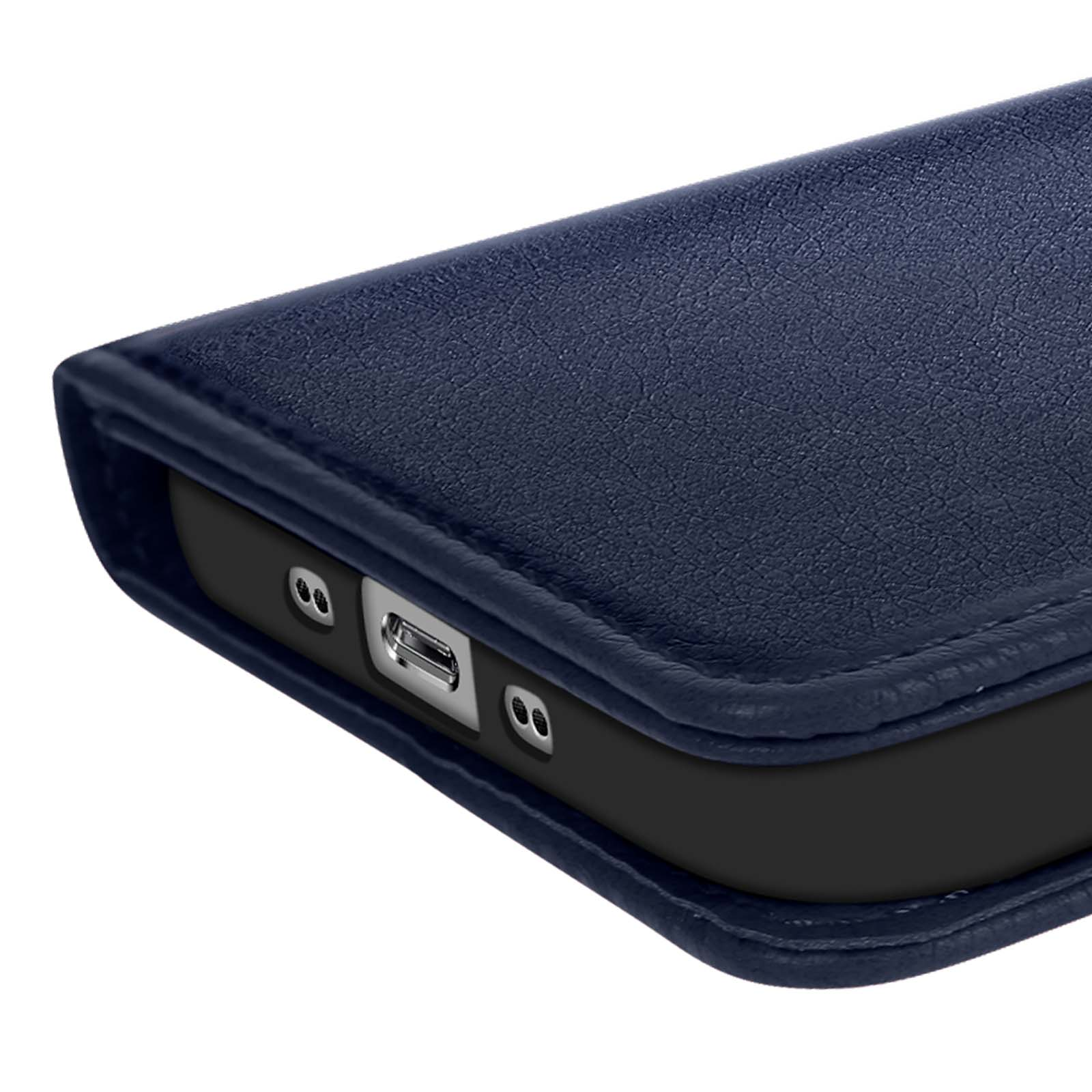 Primo piano di una custodia per telefono in pelle blu. La porta di ricarica del telefono è visibile, con un corpo del telefono nero.