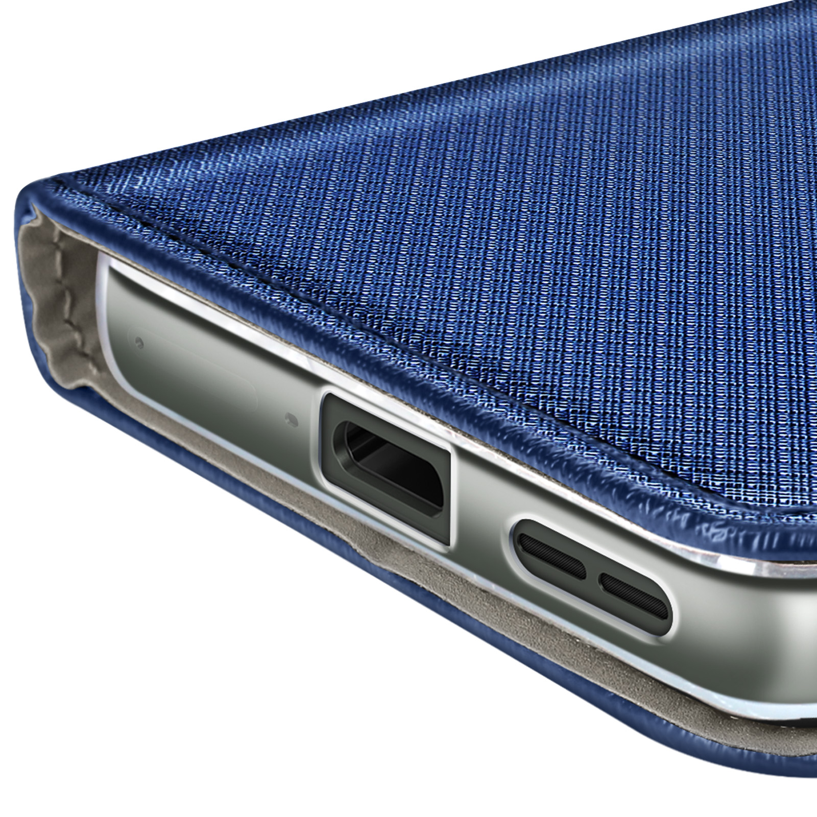 Primo piano di una custodia blu per telefono. La custodia ha una superficie strutturata. Visibili la porta di ricarica e i fori degli altoparlanti.