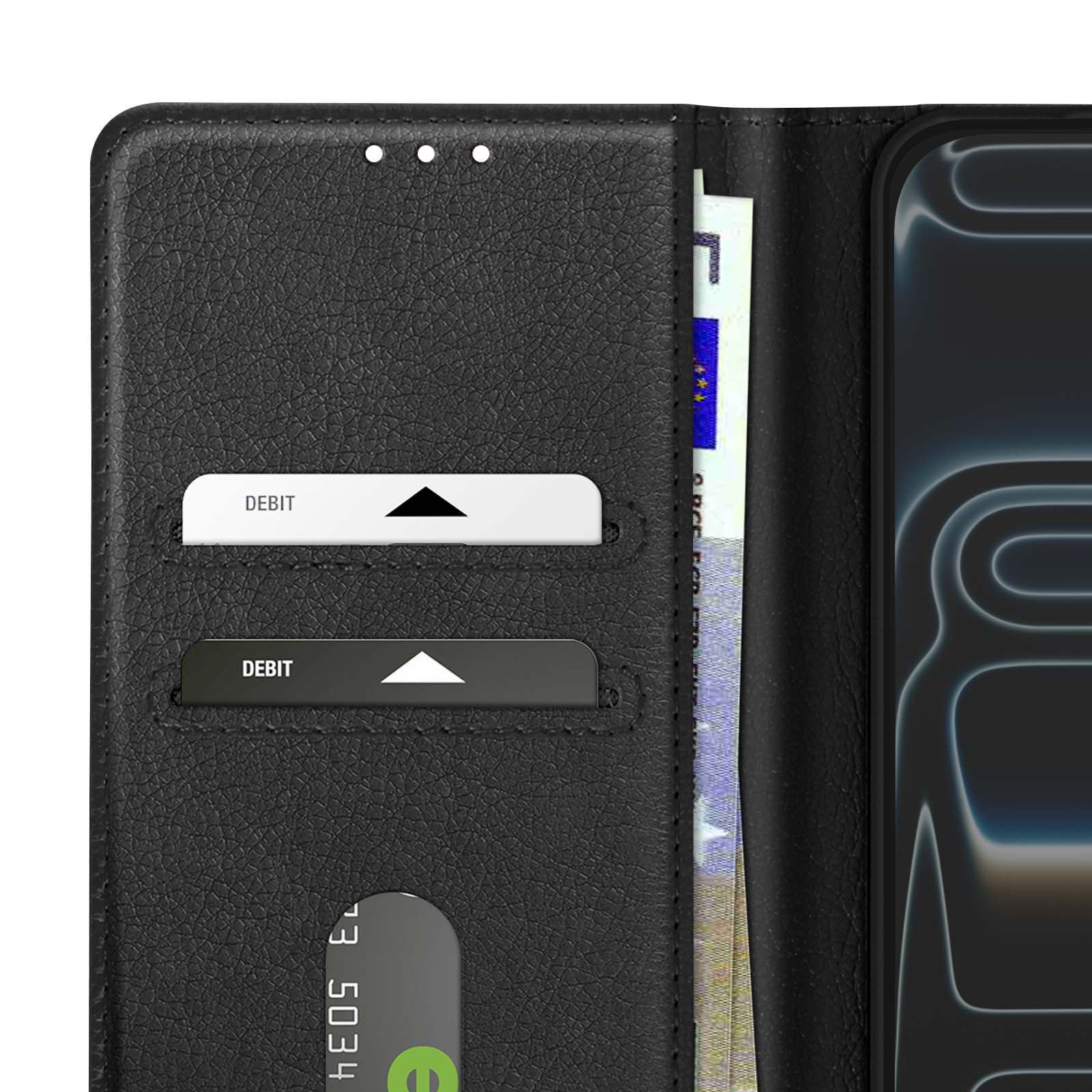 Portafoglio in pelle nera con carte di debito e denaro all'interno. A destra si vede un telefono.