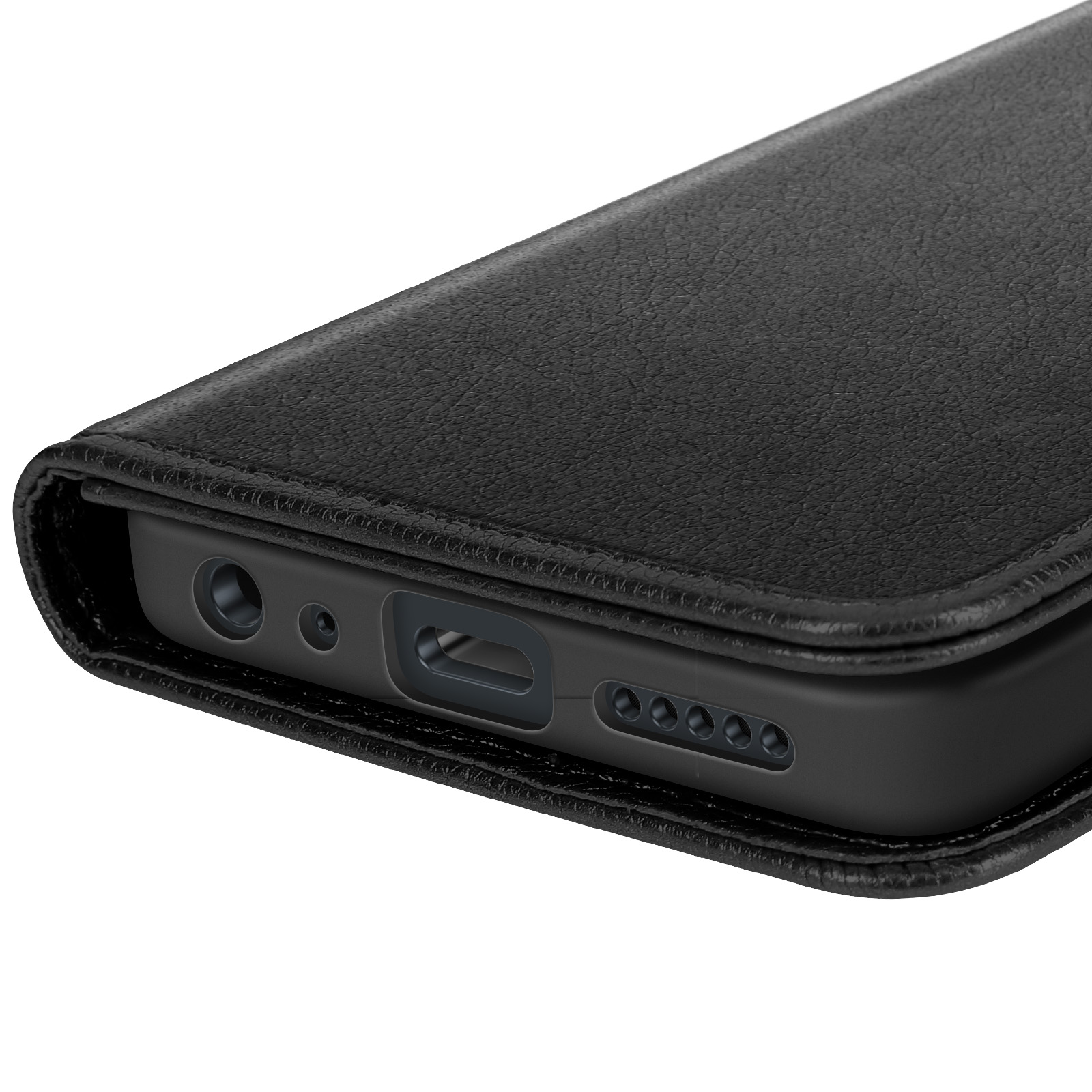 Gros plan sur un étui de téléphone noir. L'étui a un aspect cuir texturé, avec des découpes pour les ports et les boutons.