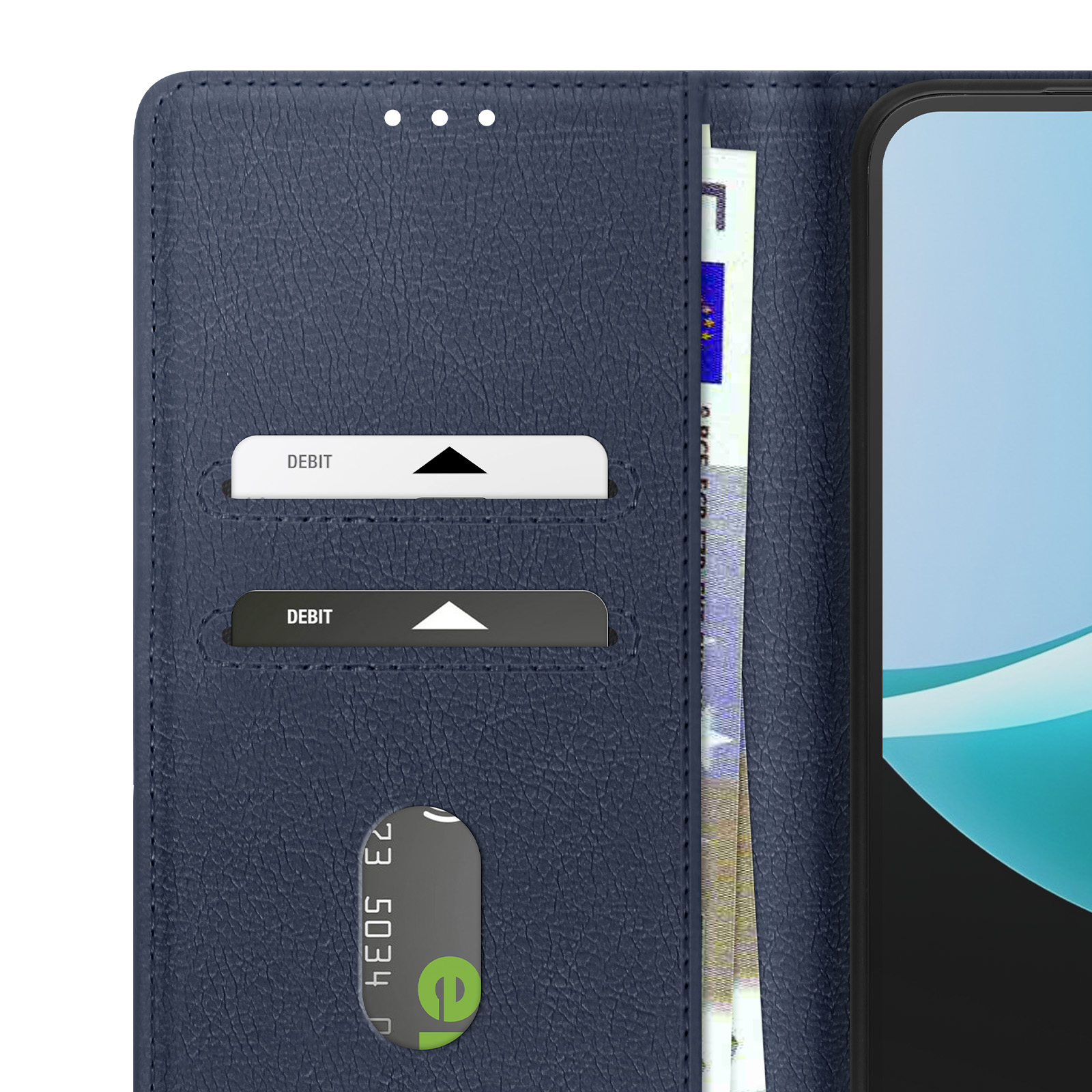 Una custodia per telefono blu navy con fessure per carte di debito, una carta di credito e un telefono. C'è una banconota da euro nella custodia.